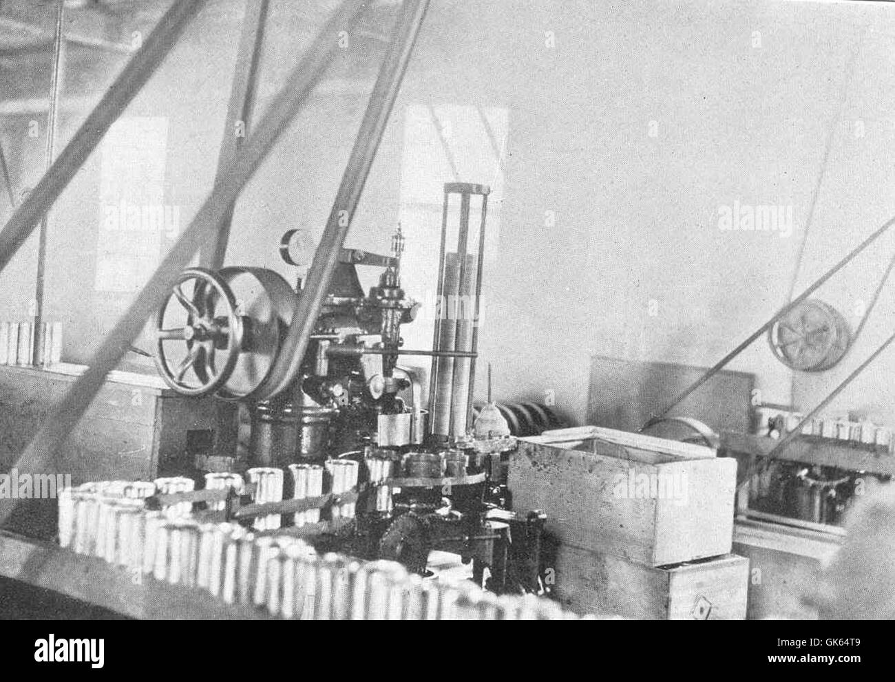 Una macchina automatica progettata per sigillare lattine riempite di salmone, semplificando il processo di confezionamento nella produzione alimentare, garantendo efficienza e igiene nelle industrie alimentari. Foto Stock