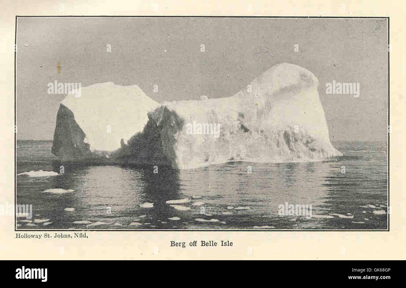 Il *Berg* al largo di Belle Isle si riferisce a un iceberg o a una grande massa di ghiaccio situato al largo della costa vicino Belle Isle. Questa regione è conosciuta per le sue acque ghiacciate e le condizioni di freddo estremo, tipiche della regione del Nord Atlantico. Foto Stock