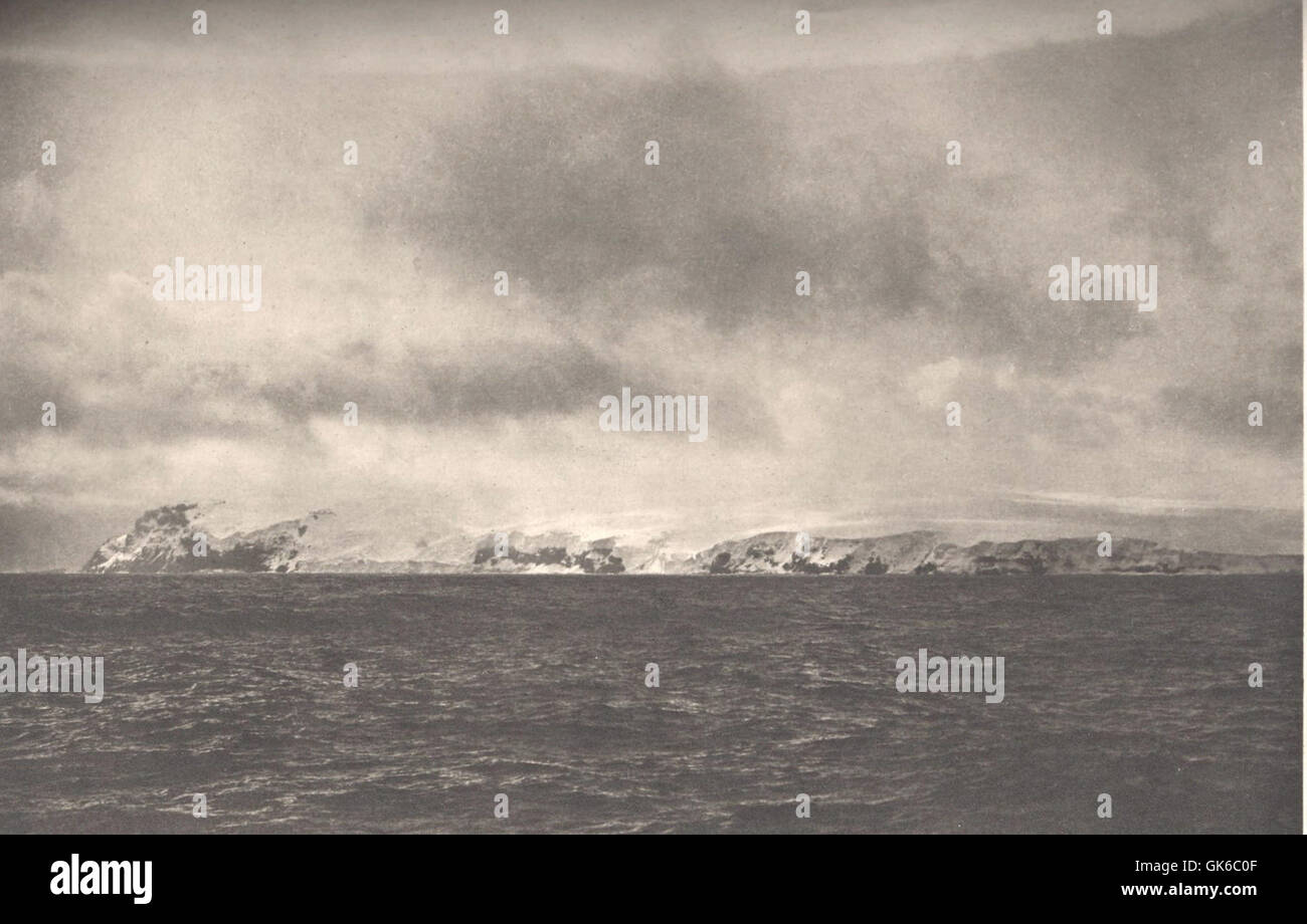 La costa meridionale di Bouvet Island, come si vede nel 1898, è raffigurata in questa immagine storica. L'isola, situata nell'Atlantico meridionale, è conosciuta per la sua posizione remota e l'ambiente duro. Foto Stock