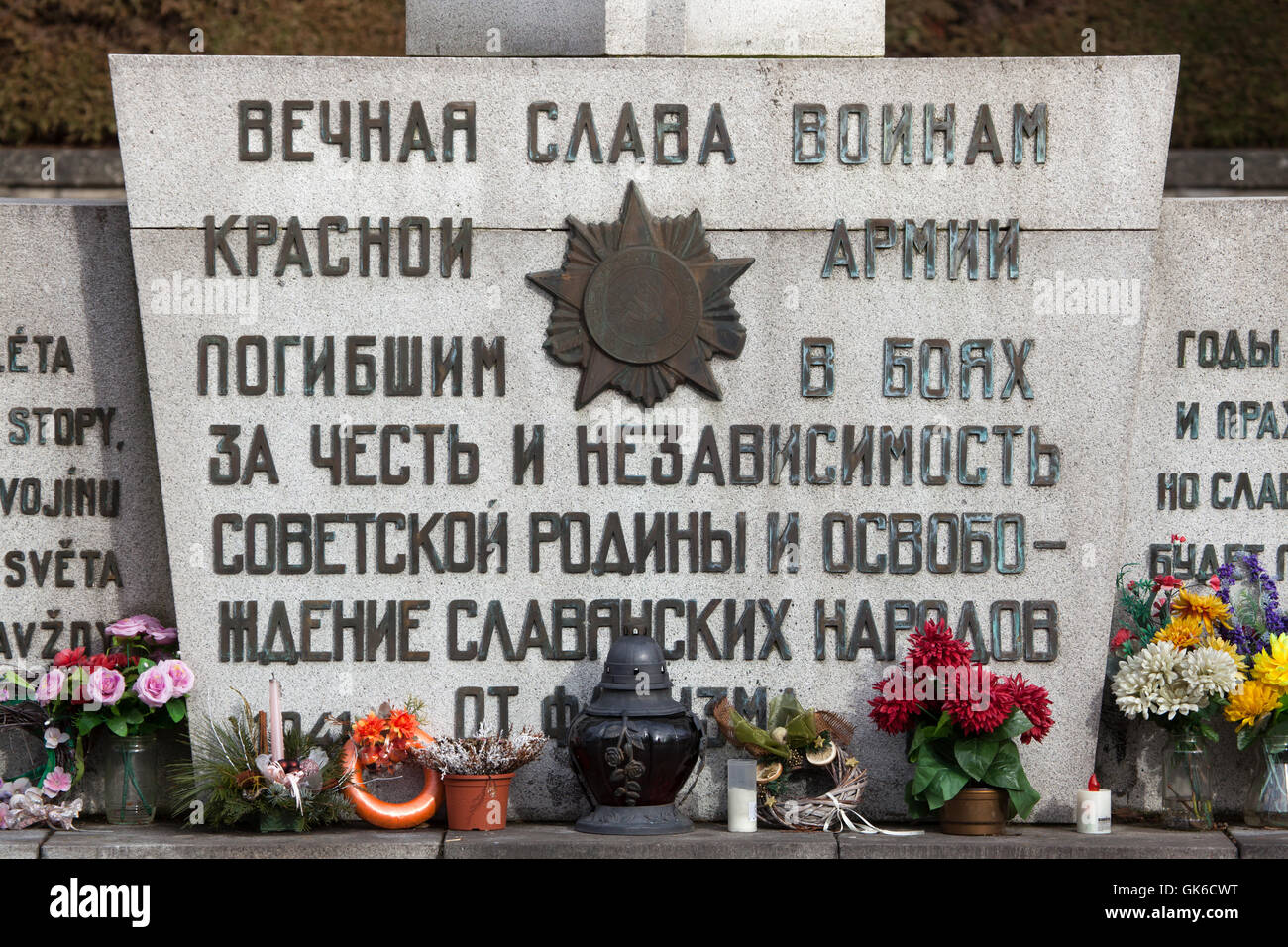 Guerra sovietica Memorial presso il cimitero della città di Jihlava nella Regione di Vysocina, Boemia orientale, Repubblica Ceca. Testo in russo significa: eterna gloria per l'Armata Rossa soldati che morirono combattendo per l'onore e l'indipendenza della Patria sovietica e per la liberazione dei popoli slavi dal fascismo da 1941 a 1945. Sovietica decorazione militare ordine della Guerra Patriottica è raffigurato nel mezzo. Foto Stock