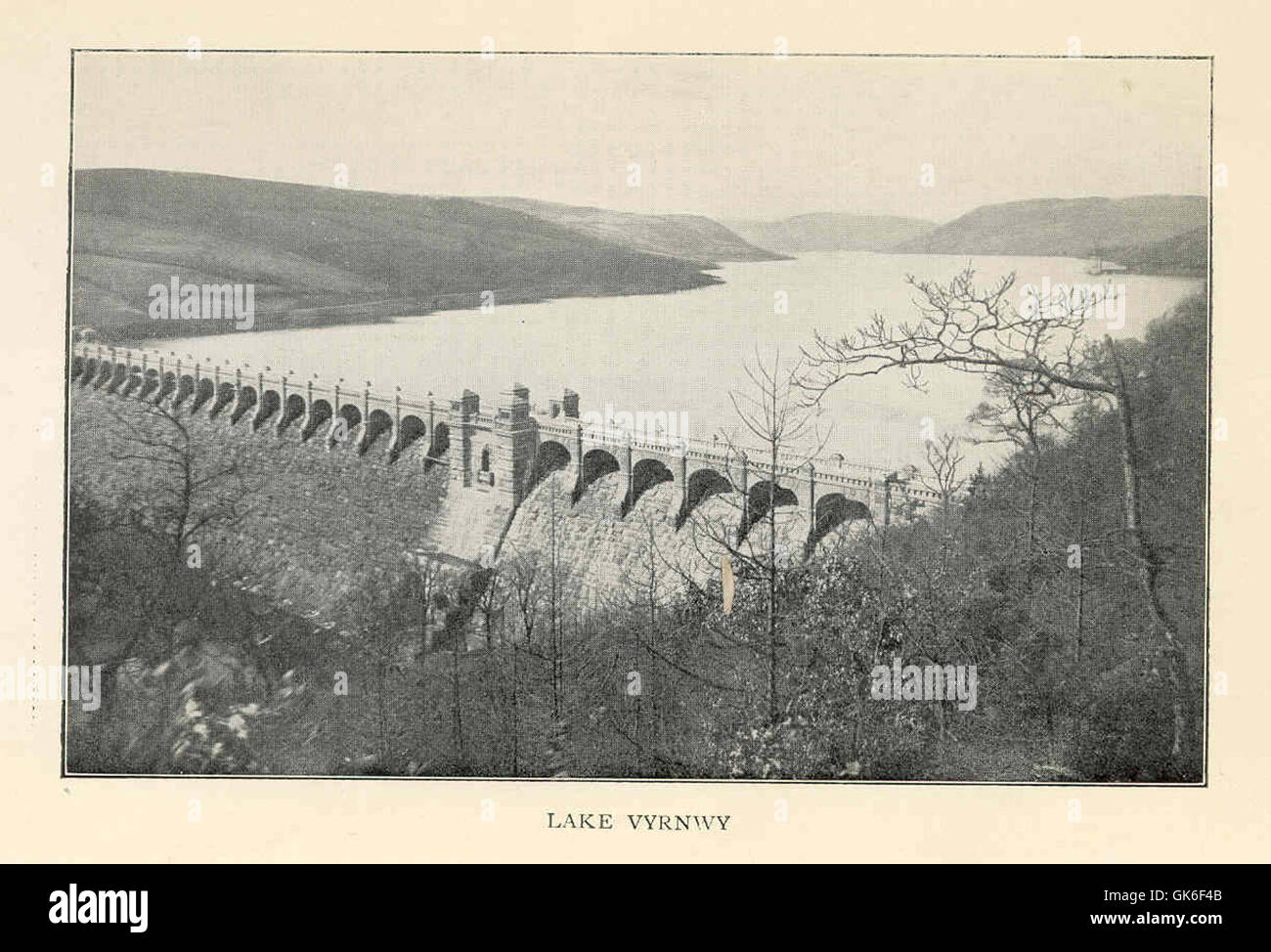Il lago Vyrnwy, situato nel Galles del Nord, è un bacino idrico e un'area panoramica circondata da lussureggianti foreste e montagne. Il lago è noto per la sua diga storica, che fornisce acqua alle comunità vicine, nonché per i suoi pittoreschi dintorni che attirano turisti e appassionati di attività all'aria aperta. Foto Stock