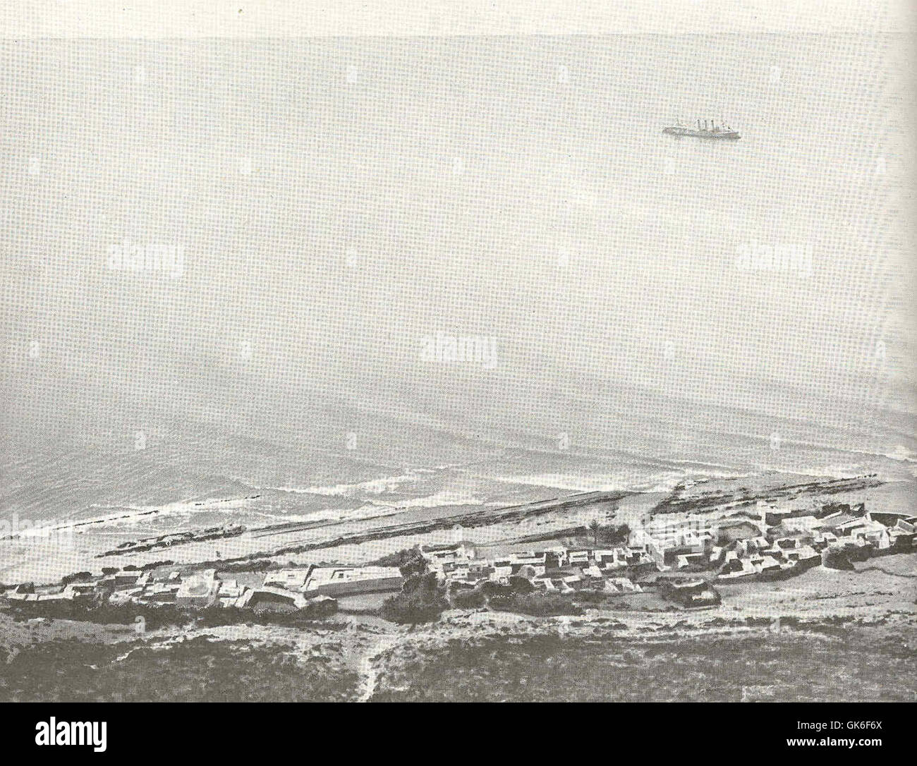 L'immagine cattura la vista dell'Oceano Atlantico da Agadir, in Marocco, conosciuta come Mer Deferlante. La costa è caratterizzata dalla sua bellezza paesaggistica, con ampie spiagge sabbiose e affioramenti rocciosi lungo la costa. Foto Stock