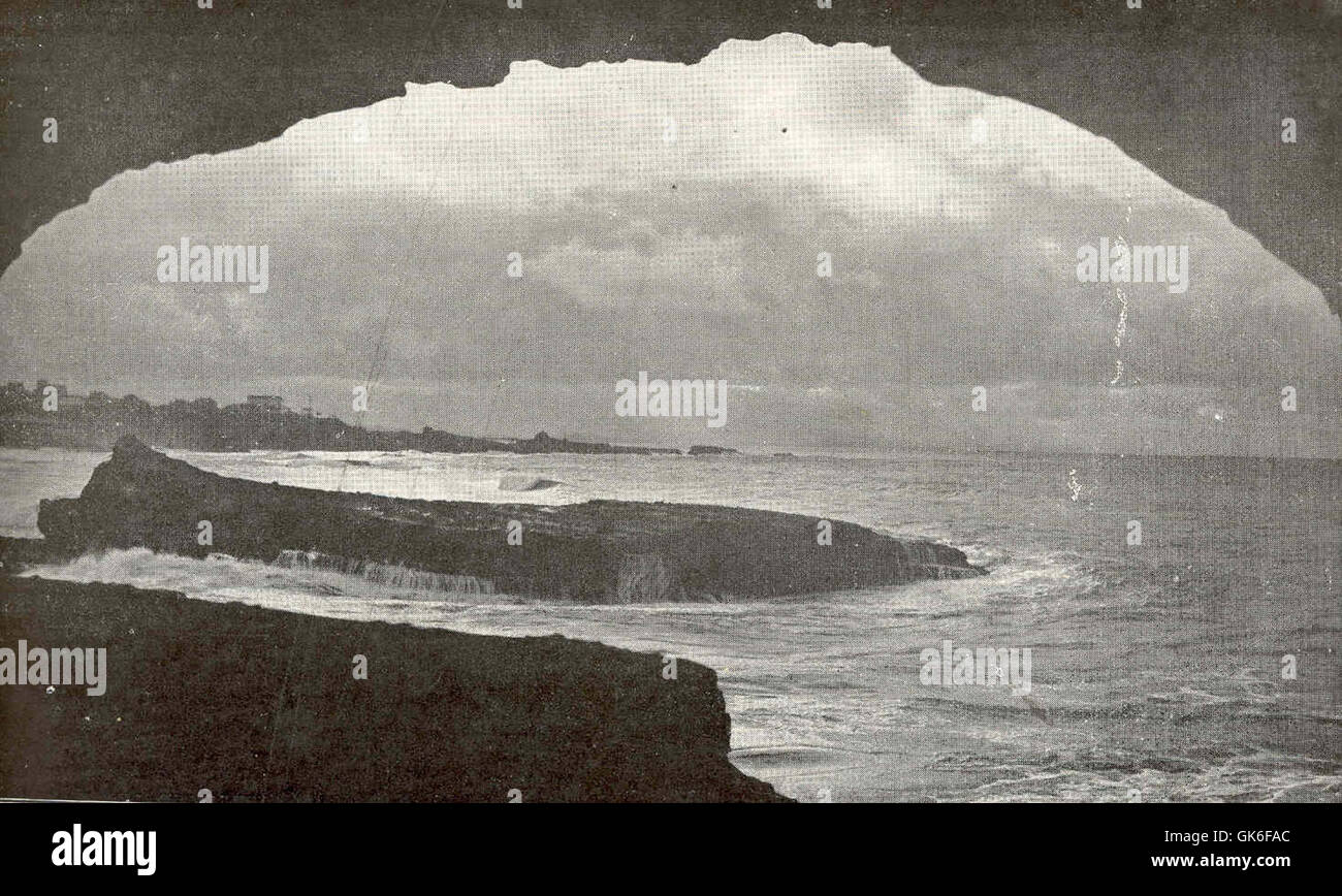 Questa vista panoramica cattura la costa di Biarritz nella regione francese delle Basses-Pyrénées. L'immagine mette in evidenza le scogliere spettacolari e l'ampio Oceano Atlantico, offrendo un assaggio dell'aspra bellezza costiera della regione. Foto Stock