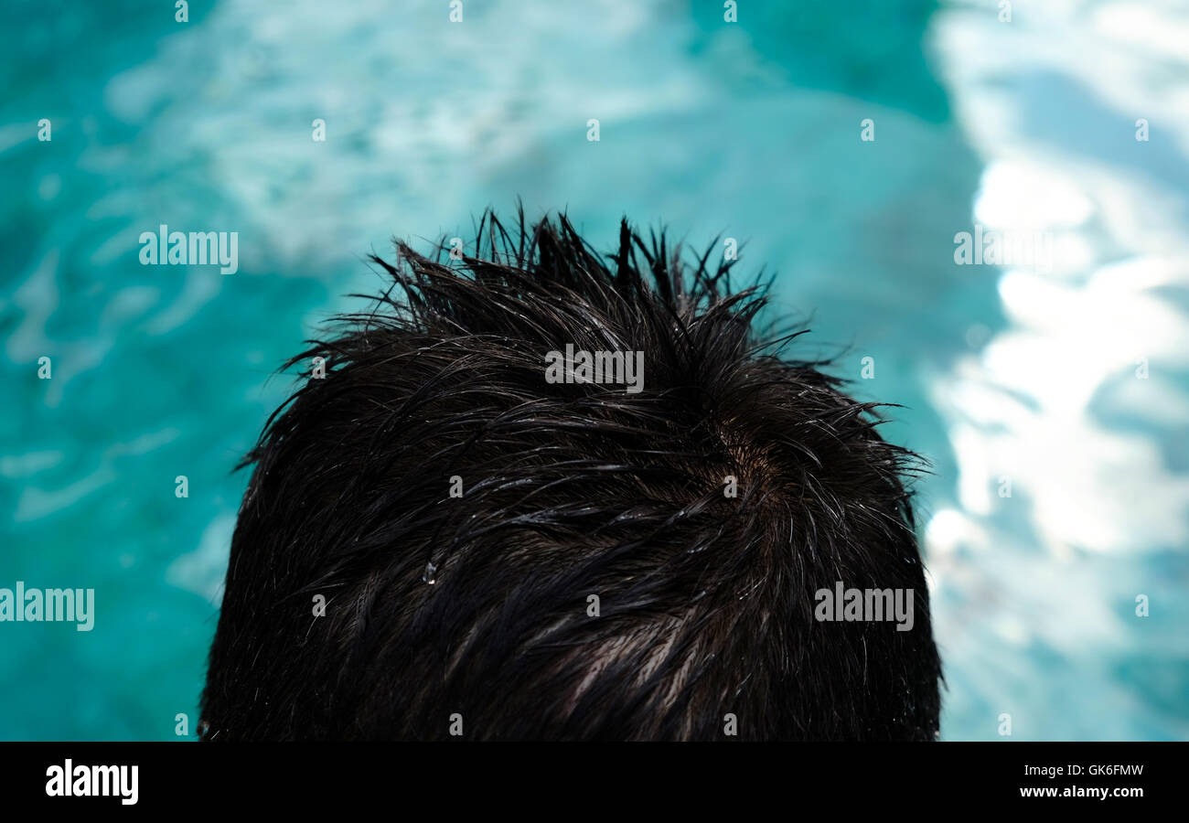Parte superiore della testa di uomo con capelli bagnati dopo il nuoto Foto Stock