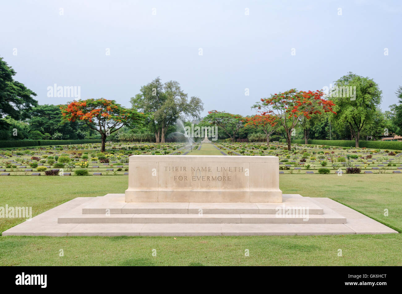 Chungkai Cimitero di Guerra si tratta di monumenti storici dove il rispetto dei prigionieri di guerra mondiale 2 coloro che riposano in pace qui, Kanchan Foto Stock