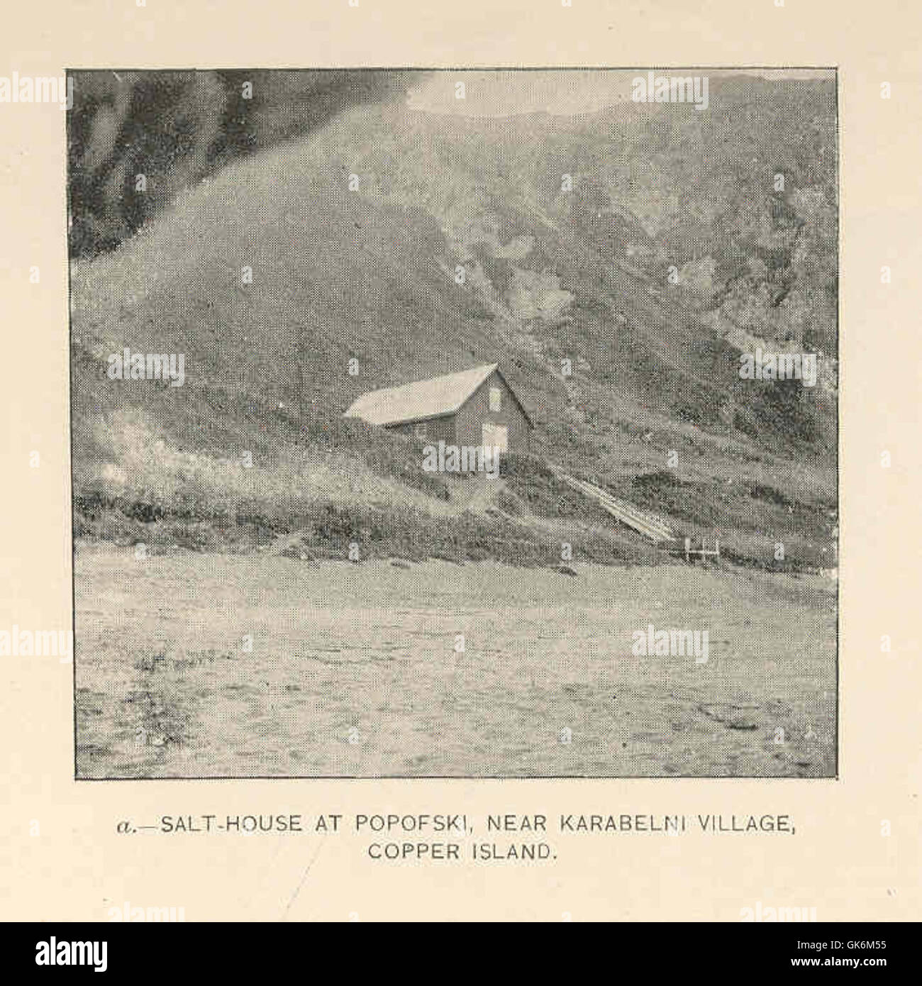 Questa immagine mostra la salina di Popofski vicino al villaggio di Karabelni, situato sull'isola di Copper. Le sale erano tradizionalmente utilizzate per conservare il pesce e altri prodotti marini, giocando un ruolo chiave nell'economia regionale. Foto Stock