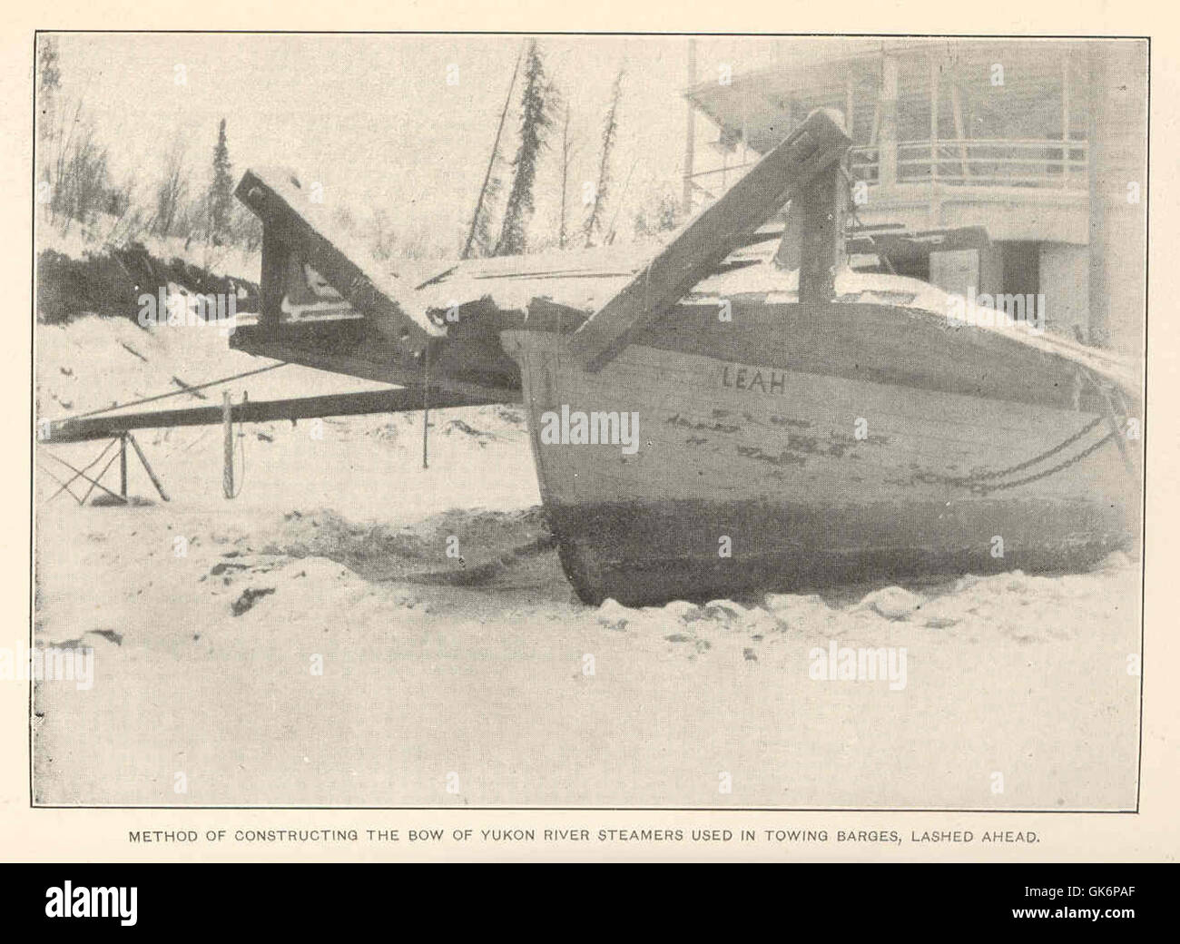 41366 Metodo di costruzione della prua del fiume di Yukon piroscafi utilizzato nel traino di chiatte, ancorato davanti Foto Stock