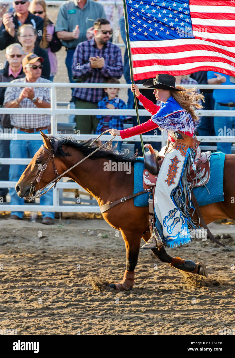 Rodeo regina a cavallo con la bandiera americana; Chaffee County Fair &  Rodeo, Salida, Colorado, STATI UNITI D'AMERICA Foto stock - Alamy