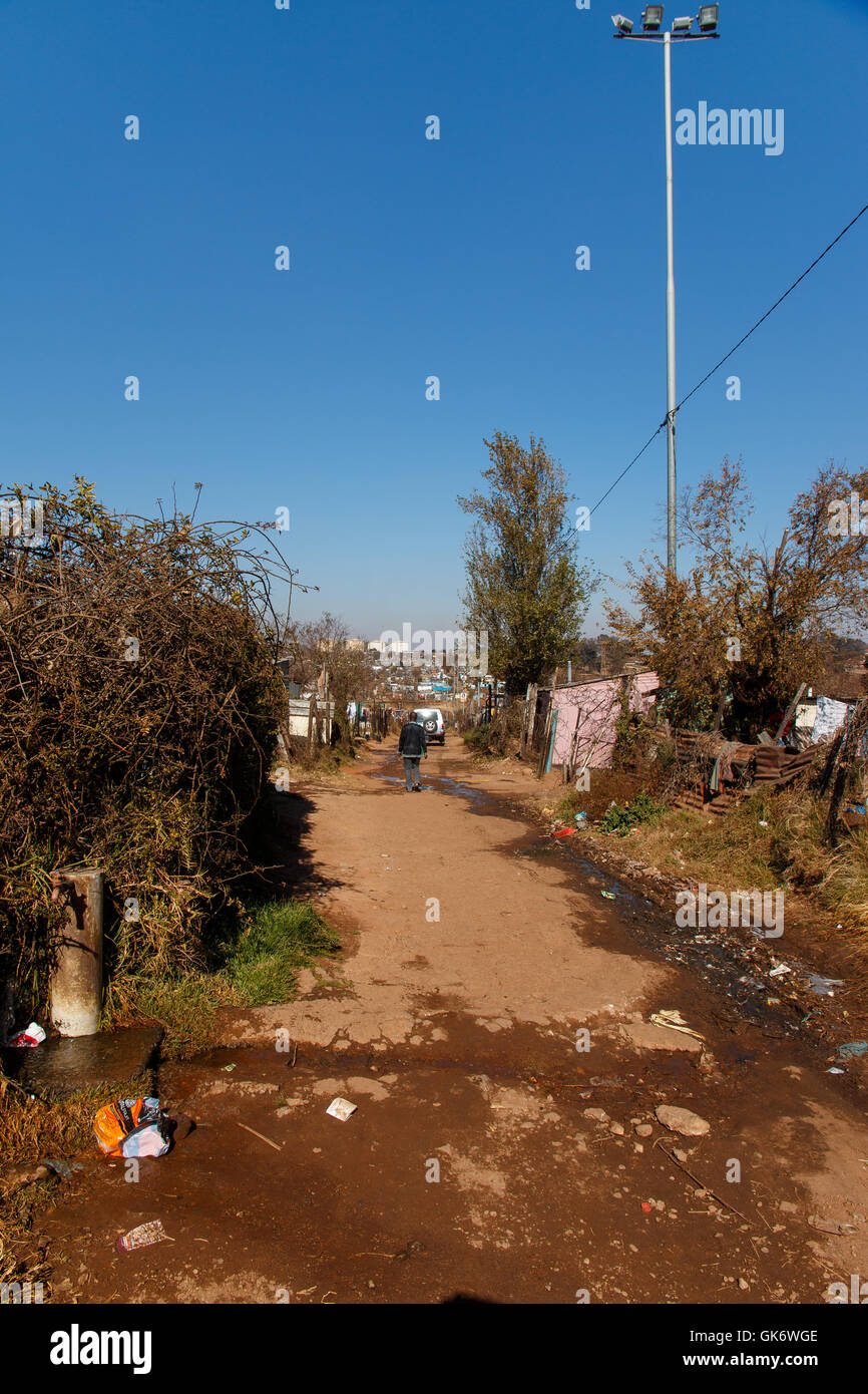 JOHANNESBURG, SUD AFRICA - 22 giugno 2014: Acqua tocca il punto sulla strada di township soweto Foto Stock