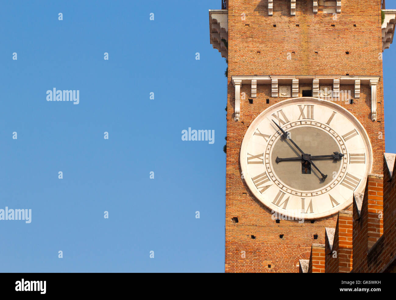 Primo piano della torre con orologio della Torre dei Lamberti sul lato destro Foto Stock