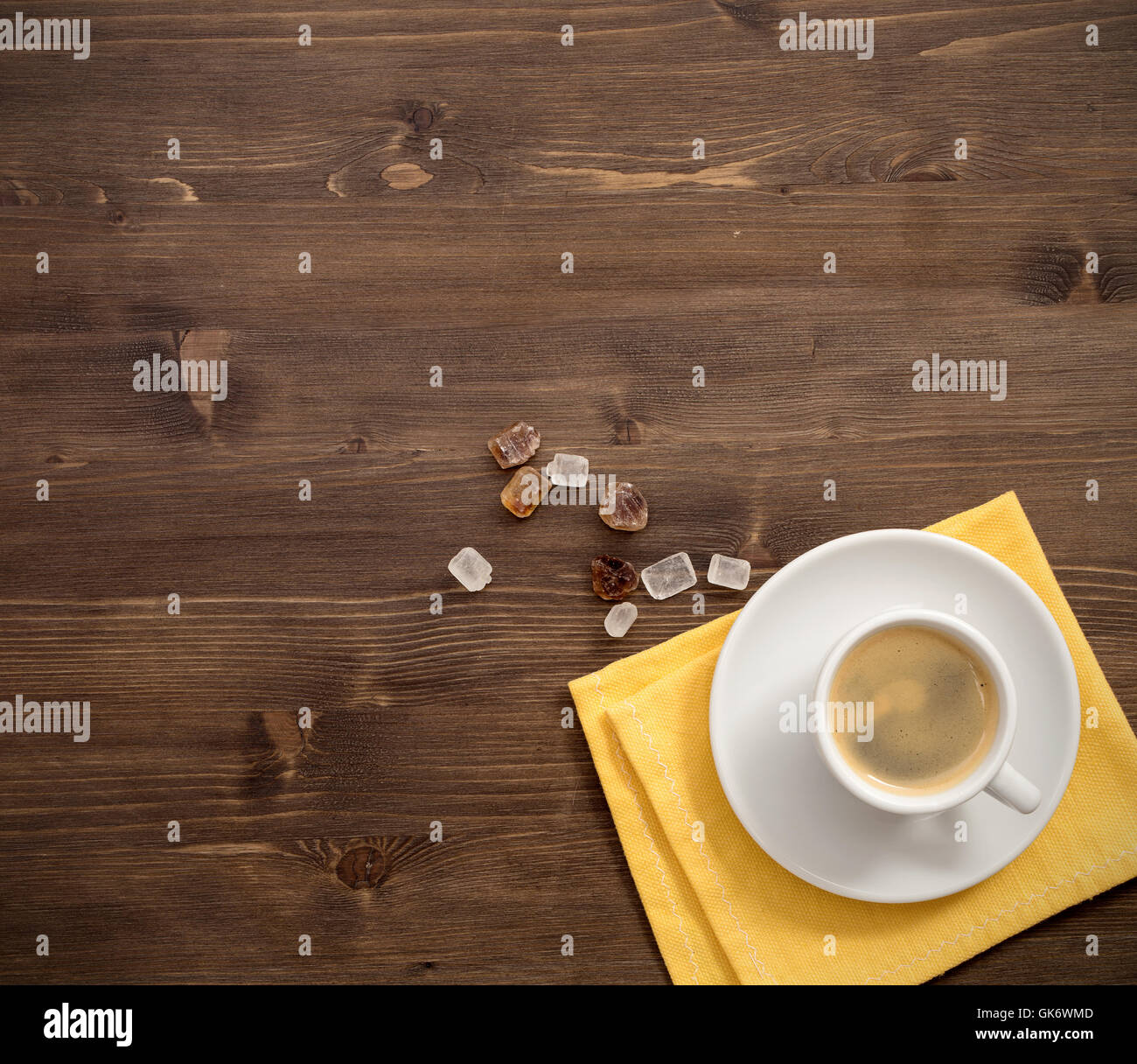Tazza di caffè vista dall'alto sul tavolo di legno sfondo Foto Stock