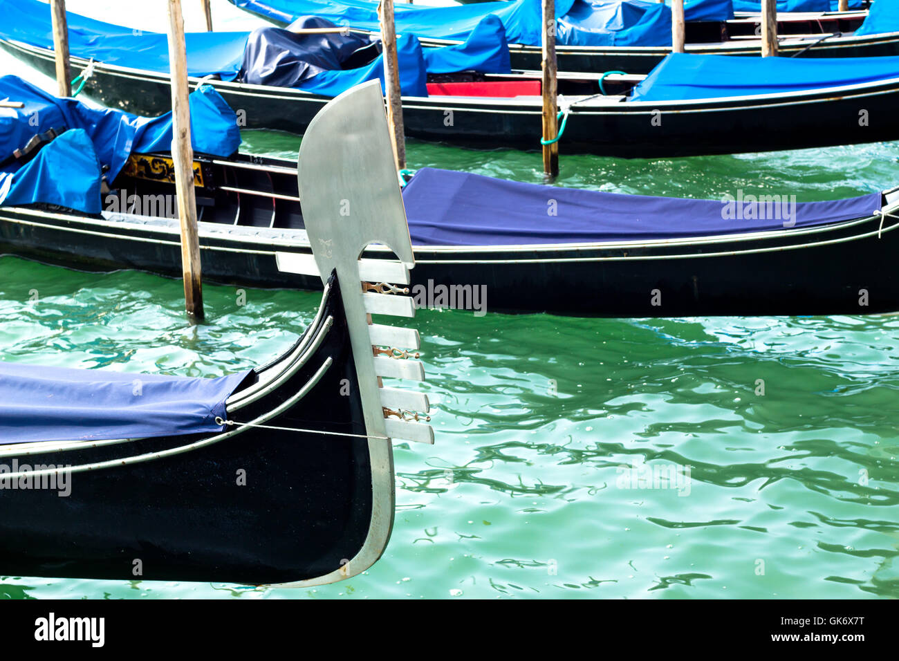 Il ferro della gondola ormeggiata sulla laguna veneziana Foto Stock