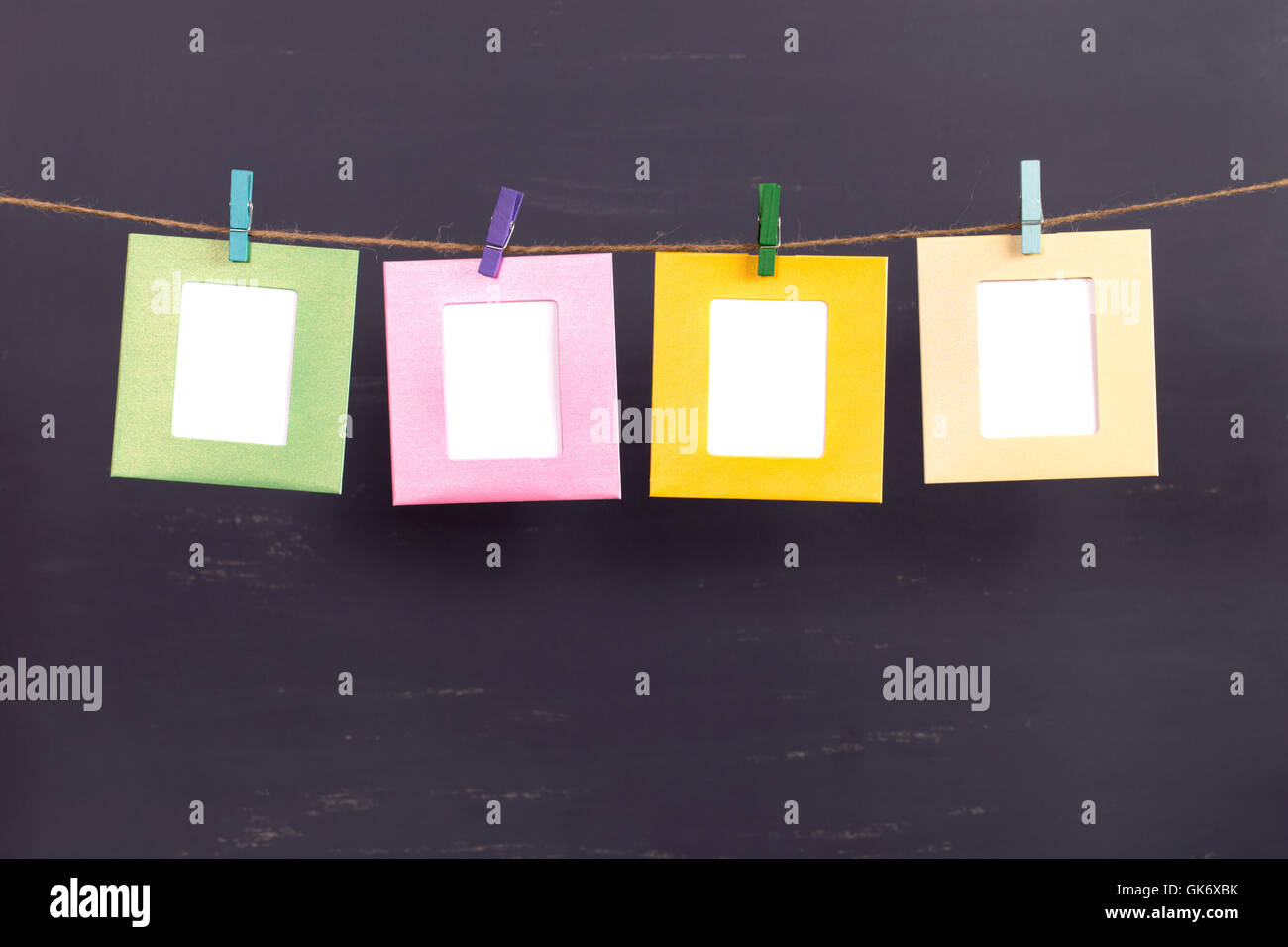 Quattro quadri appesi sulla fune su sfondo grigio Foto Stock