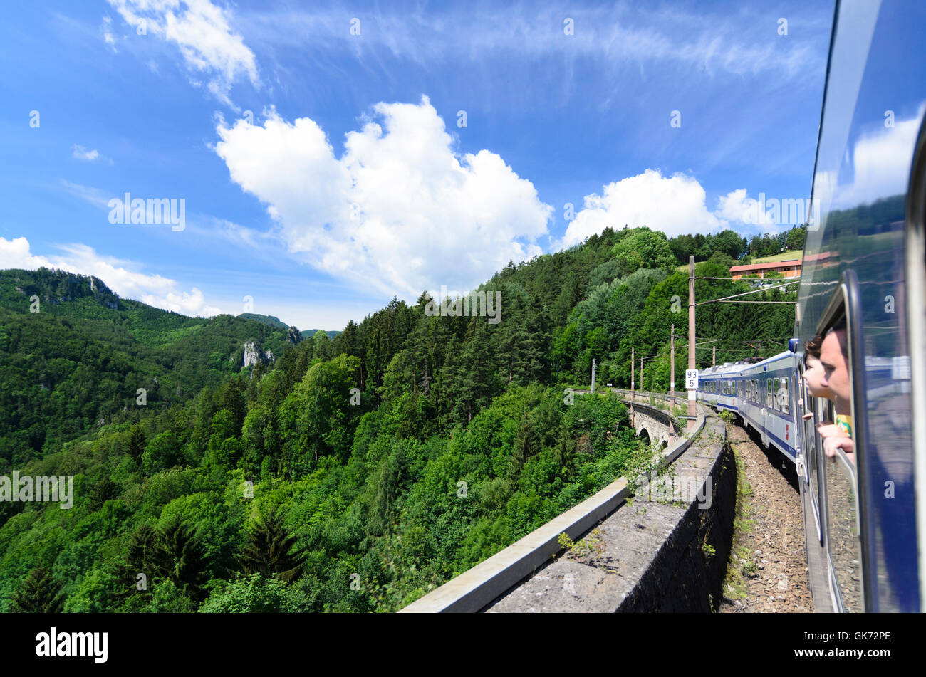 Breitenstein: treno regionale sulla Ferrovia di Semmering, Austria, Niederösterreich, Bassa Austria, Wiener Alpen, Alpi Foto Stock