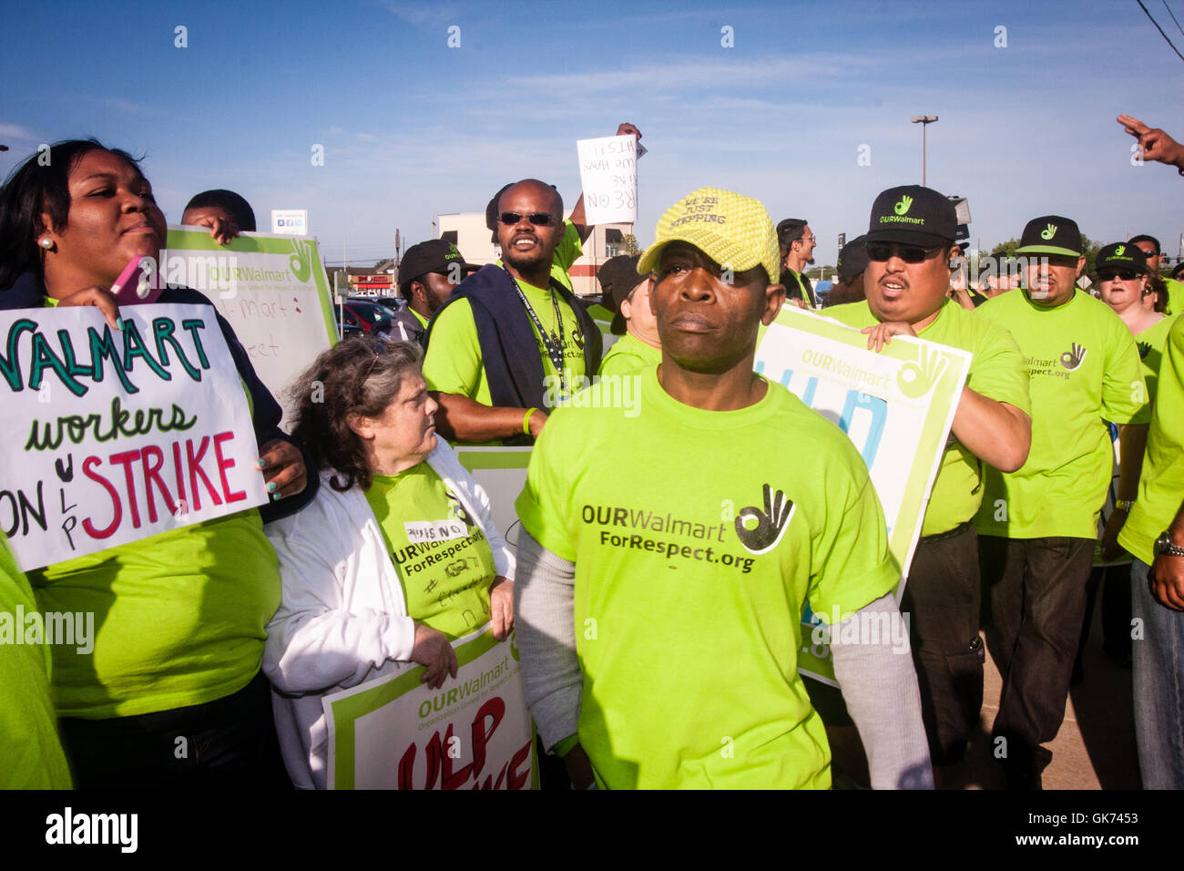 Sorprendente Walmart operai prendono la lotta alla home office, marciando attraverso le strade di Bentonville a sensibilizzare il pubblico. Foto Stock