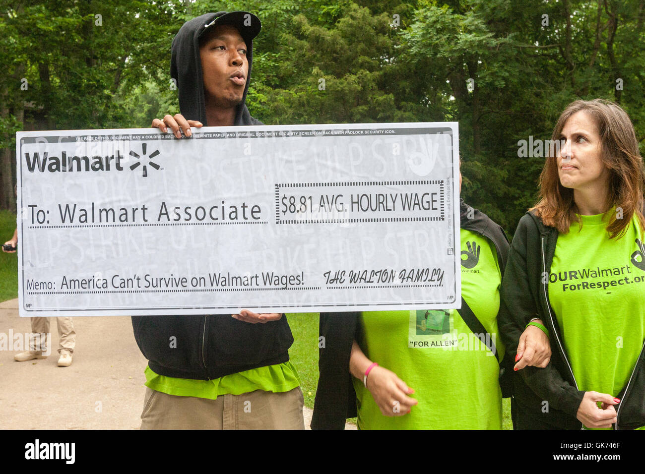 Sorprendente Walmart operai prendono la lotta a Rob di Walton home in Bentonville Arkansas. Foto Stock