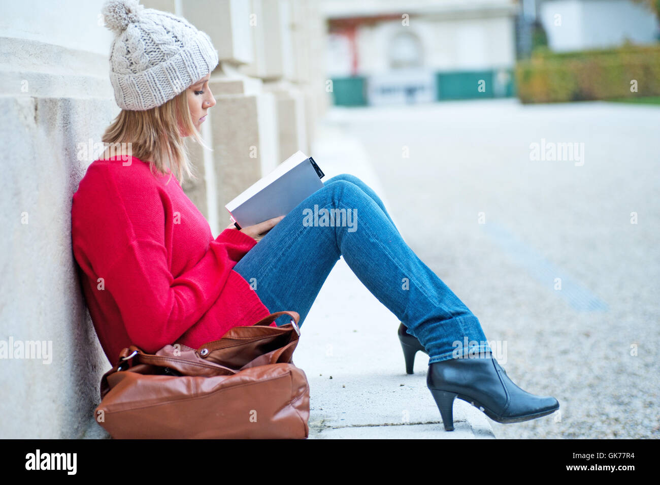 Giovane donna la lettura di un libro Foto Stock