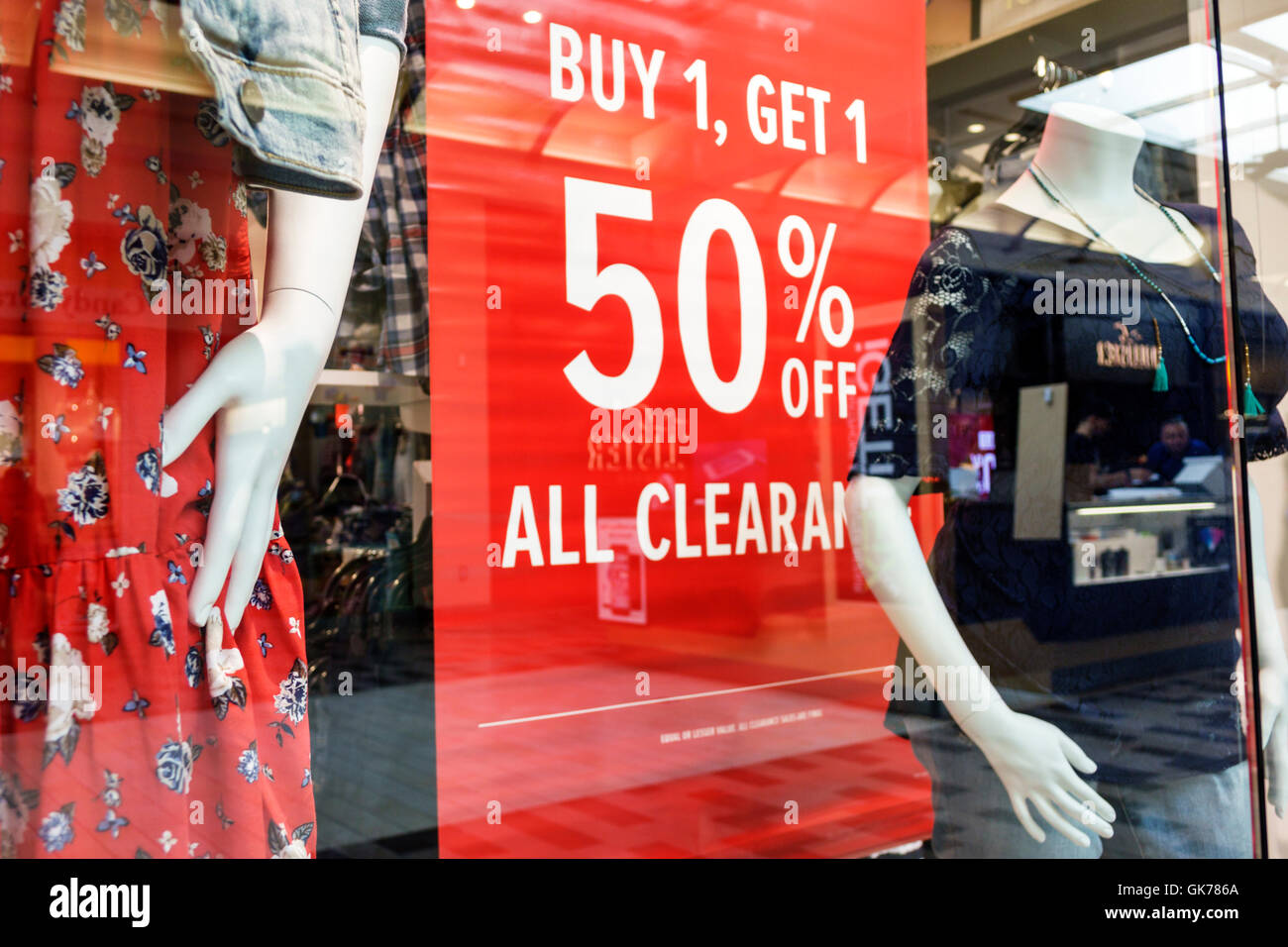 Naples Florida,Coastland Center Shopping Mall,centro commerciale,shopping shopper shopping shopping shop negozi mercati di mercato acquisti di mercato di vendita, Retail st Foto Stock