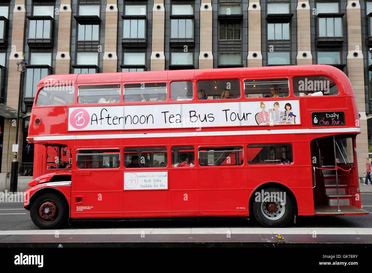 Una vista generale di un vecchio autobus Routemaster nel centro di Londra Foto Stock