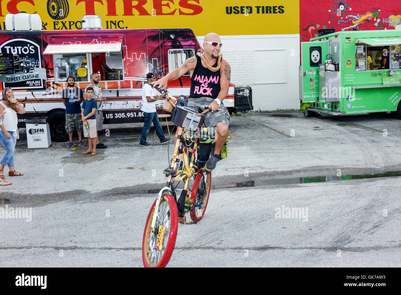Miami Florida,Hialeah,quartiere delle arti di Leah,festa di blocco della comunità,fiera di strada,adulto ispanico,adulti,uomo maschio,bicicletta,bicicletta,equitazione,bikino Foto Stock