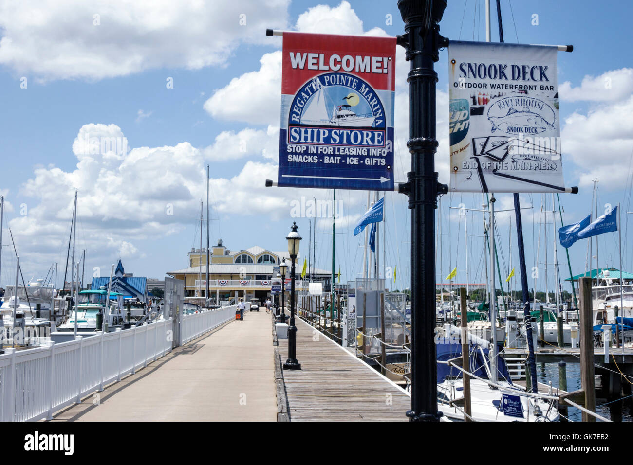 Bradenton Florida,Palmetto,Manatee River,Regatta Pointe Marina,dock,lampione,banner,molo,nautica,yacht,barca a vela,Waterfront bar,FL160630049 Foto Stock