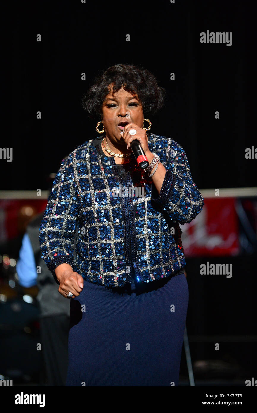 Shirley Caesar esegue durante le donne di lode - Concerto per la Festa della mamma al centro BankUnited maggio su 8, 2016 in Coral Gables, Florida. Dotato di: Shirley Caesar dove: Coral Gables, Florida, Stati Uniti quando: 08 Maggio 2016 Foto Stock