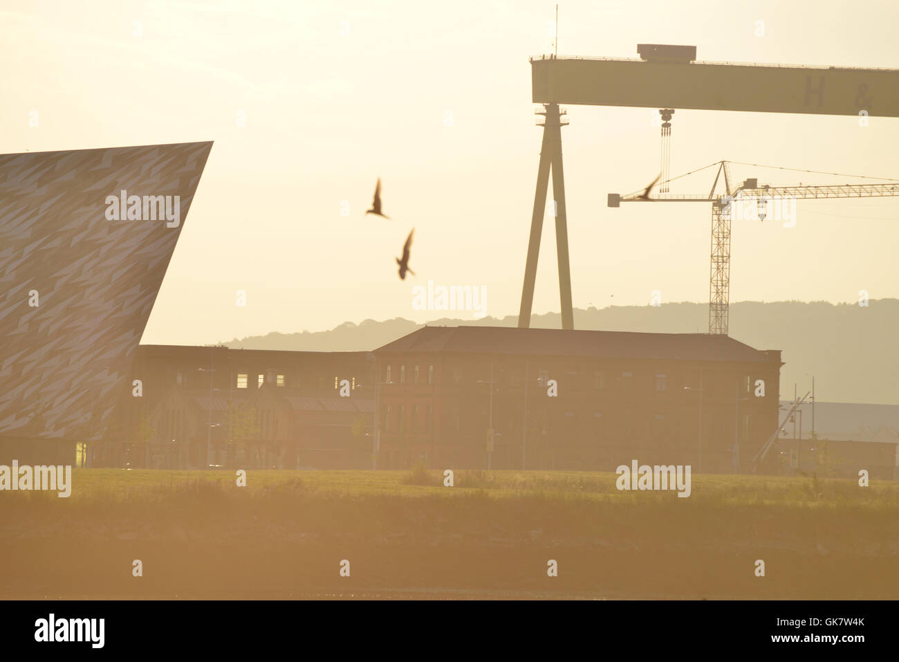 Il Lagan e Queens Island con il Titanic Building, Harland e Wolff's Site, Belfast Foto Stock