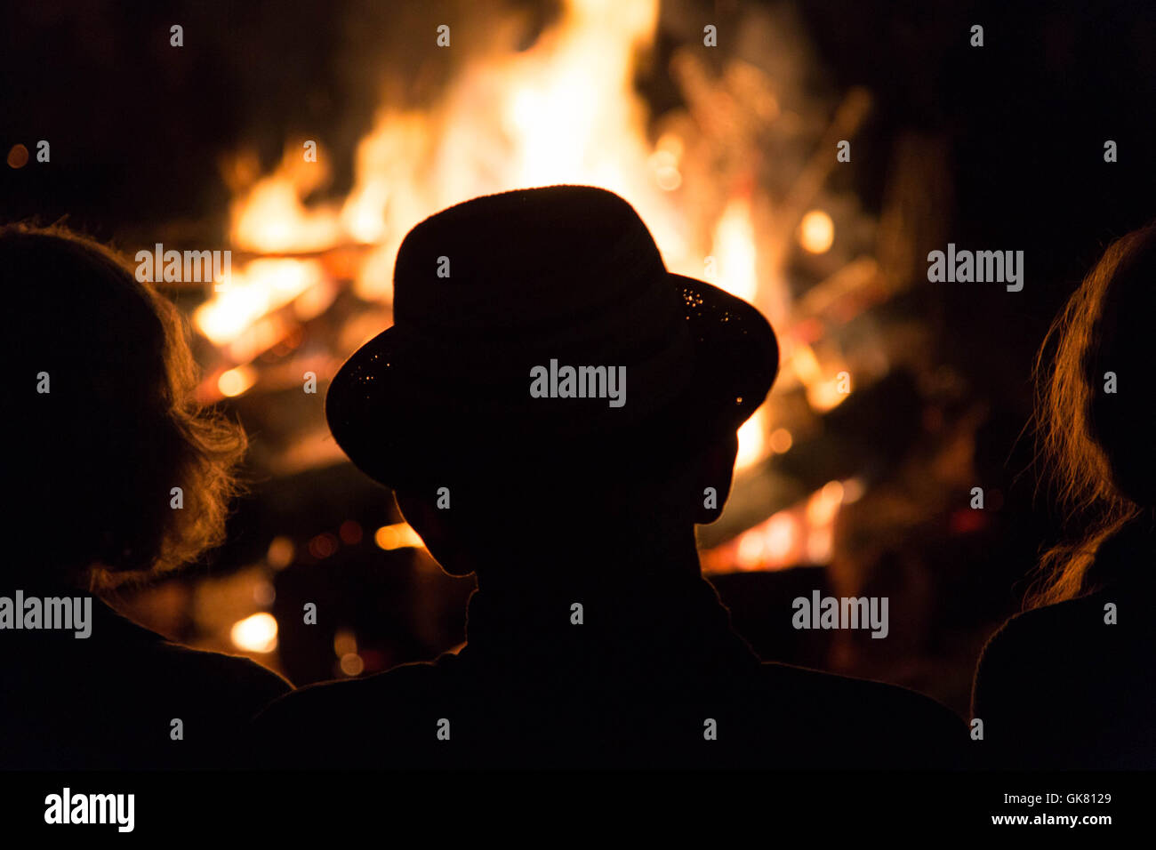 INSIEME, FUOCO COMUNE, FESTIVAL DELL'UOMO VERDE: Scene d'azione e di folla del giovedì sera al festival mentre le persone si radunano intorno agli incendi prima del primo giorno ufficiale. Green Man Festival 2016 presso la tenuta Glanusk di Brecon, Galles, Regno Unito. 18 agosto 2016. Questo popolare festival musicale per famiglie è giunto al 14° anno ed è ospitato nel cuore delle montagne gallesi. Immagine: Rob Watkins/Alamy Live News Foto Stock