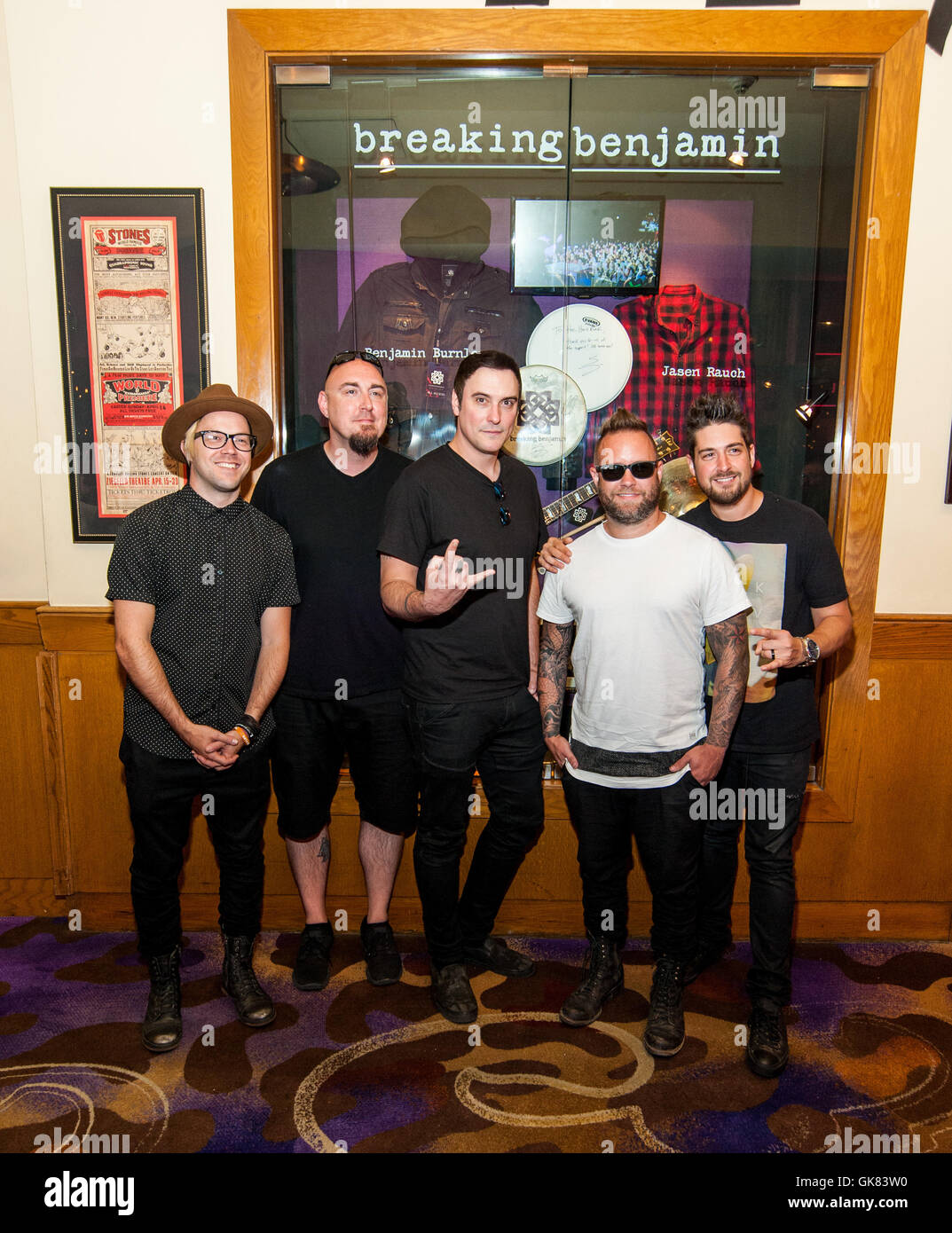 Las Vegas, Nevada, USA. Il 18 agosto, 2016. Breaking Benjamin mostrato come essi sono onorati con un caso di cimeli Display all'Hard Rock Hotel & Casino di Las Vegas NV il 18 agosto 2016. Credito: MediaPunch Inc/Alamy Live News Foto Stock