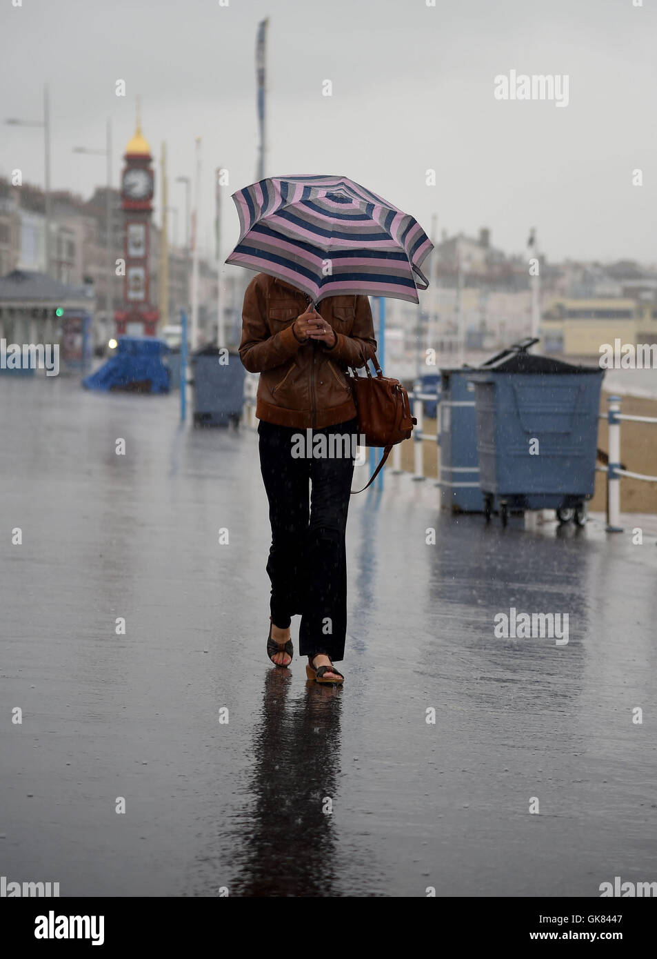 Tempo umido sul lungomare di Weymouth Dorset, Regno Unito Foto Stock