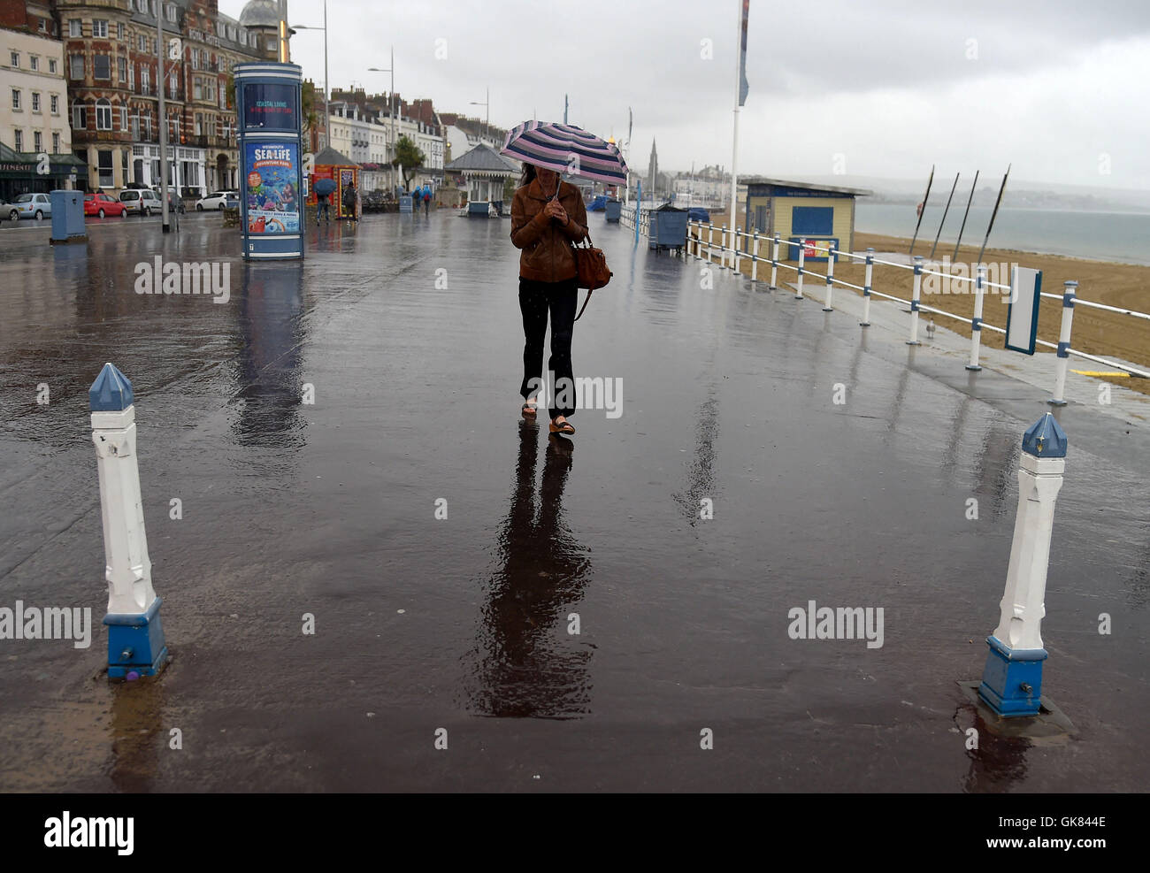 Wet Weather sulla spiaggia di Weymouth Dorset, Regno Unito Foto Stock