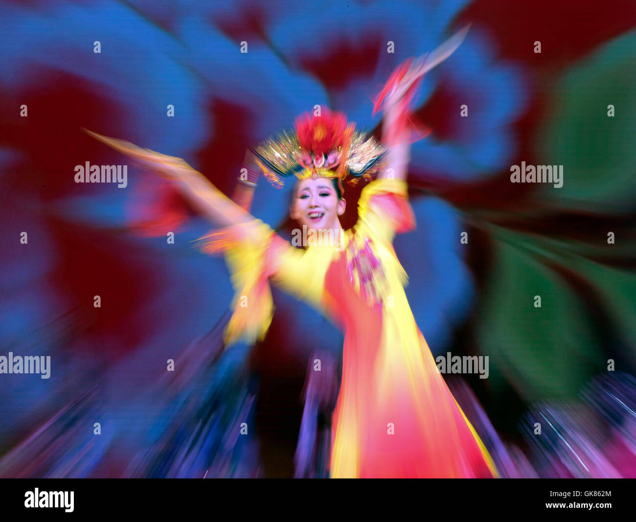 Pechino, Cina. 18 Agosto, 2016. Un esecutore fasi ballo folk a un gala di apertura della quinta delle minoranze Art Festival di Pechino, capitale della Cina, e il agosto 18, 2016. Credit: Lan Hongguang/Xinhua/Alamy Live News Foto Stock