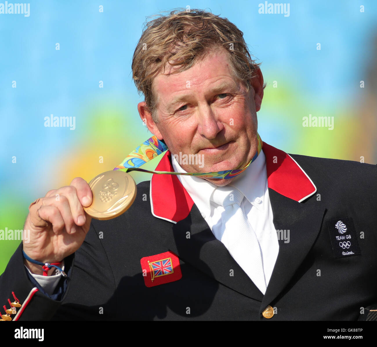 Rio de Janeiro, Brasile. 19 Ago, 2016. Medaglia d'oro Nick Skelton di Gran Bretagna (grande stella) pone con la sua medaglia durante la premiazione del salto equestre Individuale Finale durante il Rio 2016 Giochi Olimpici presso Olympic Centro Equestre Deodoro di Rio de Janeiro, Brasile, 19 agosto 2016. Foto: Friso Gentsch/dpa/Alamy Live News Foto Stock