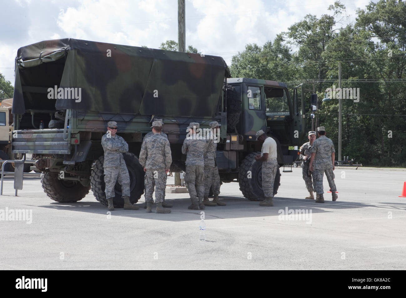 Denham Springs, Louisiana, Stati Uniti d'America. 19 Agosto, 2016. Louisiana Guardia nazionale in attesa per le forniture nel parcheggio del Bass Pro in Denham Springs, Louisiana. Credito: Robin Lorenson/Alamy Live News Foto Stock