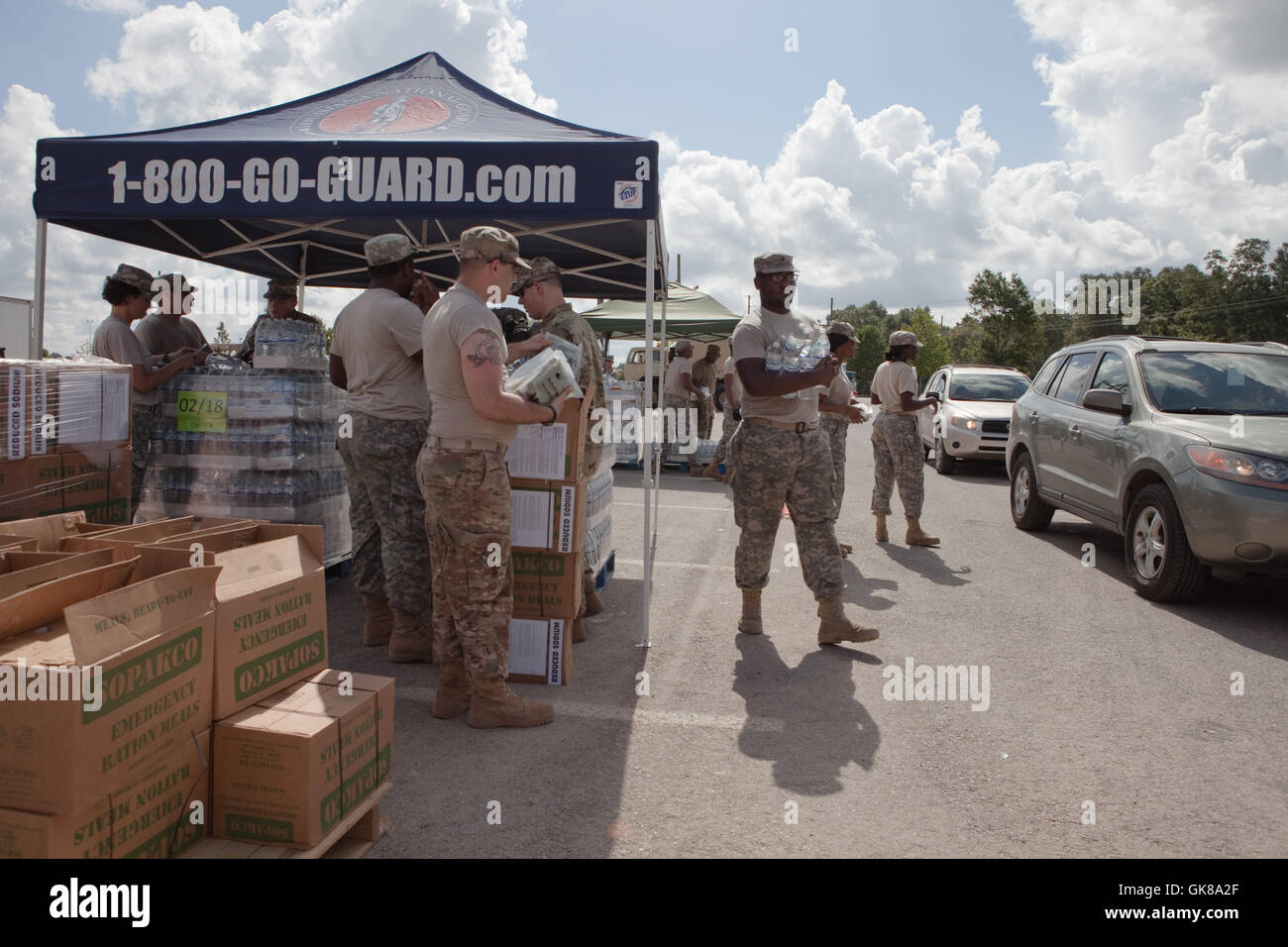 Denham Springs, Louisiana, Stati Uniti d'America. 19 Agosto, 2016. Louisiana Guardia Nazionale a Bass Pro Shop in Denham Springs, la distribuzione di MRE e acqua da una DHS (Department of Homeland Security) residenti locali che hanno perso tutto durante il record di allagamento e di devastazione. Credito: Robin Lorenson/Alamy Live News Foto Stock