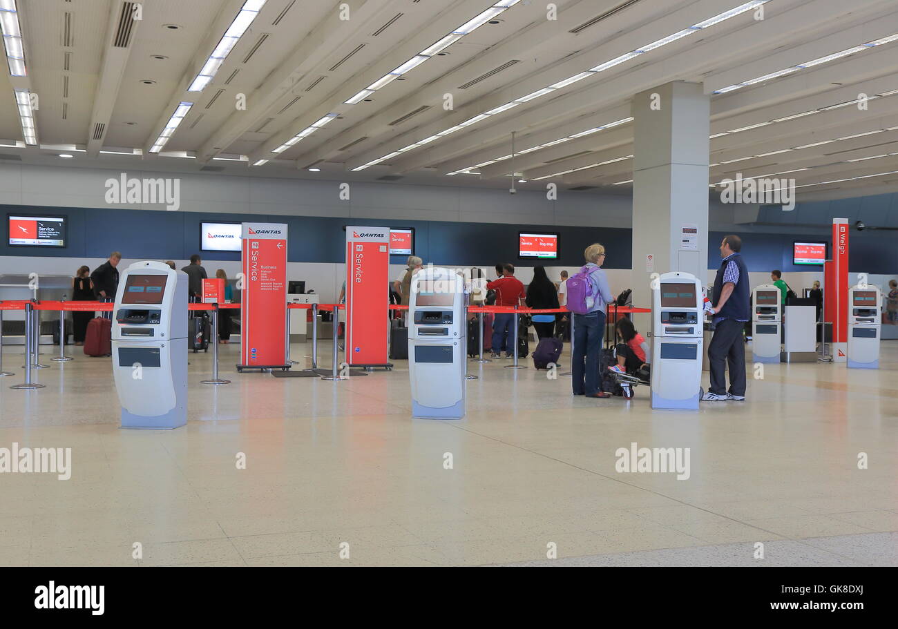 Coda di persone all'Aeroporto di Melbourne Qantas banco check in a Melbourne in Australia. Foto Stock