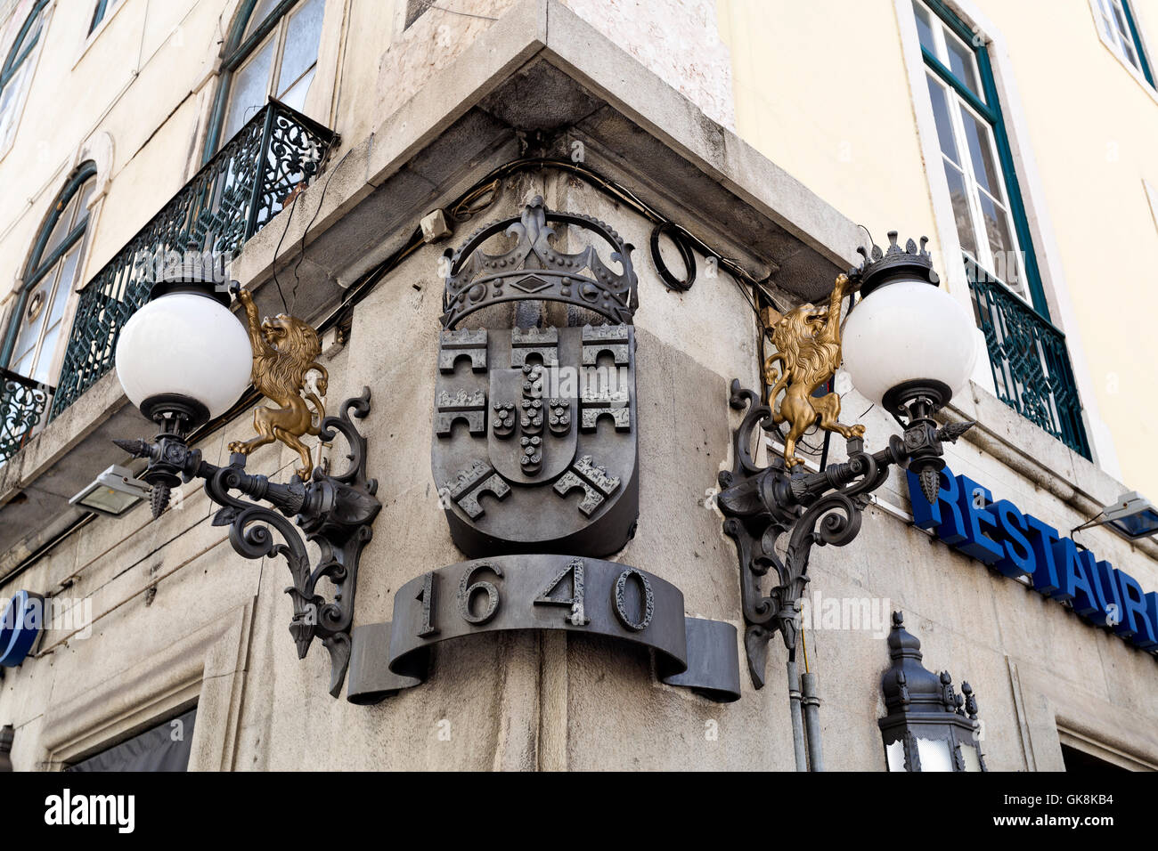 Splendide decorazioni all'angolo di alcuni vecchi edifici di Lisbona, Portogallo Foto Stock