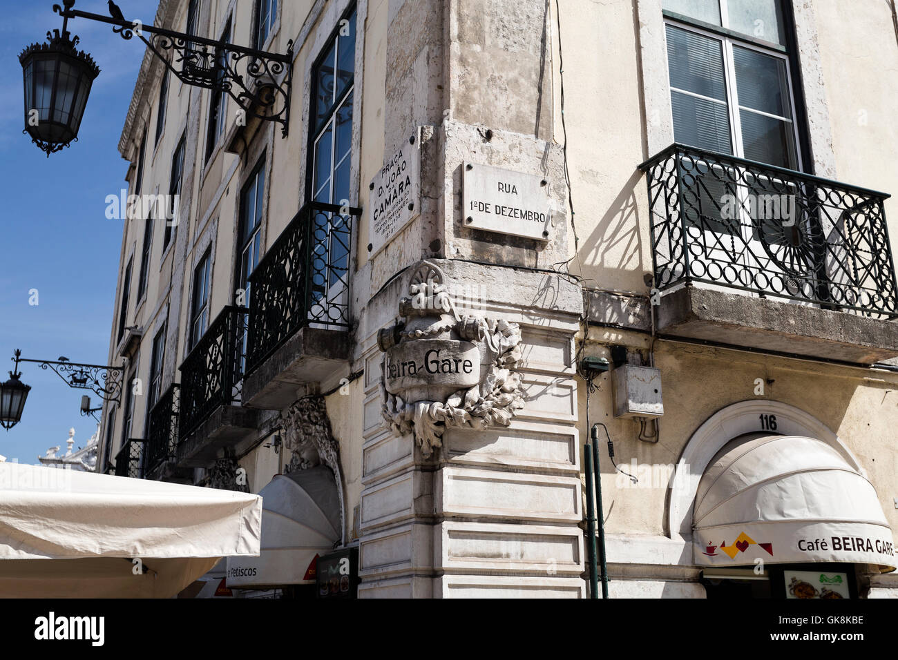Splendide decorazioni all'angolo di alcuni vecchi edifici di Lisbona, Portogallo Foto Stock