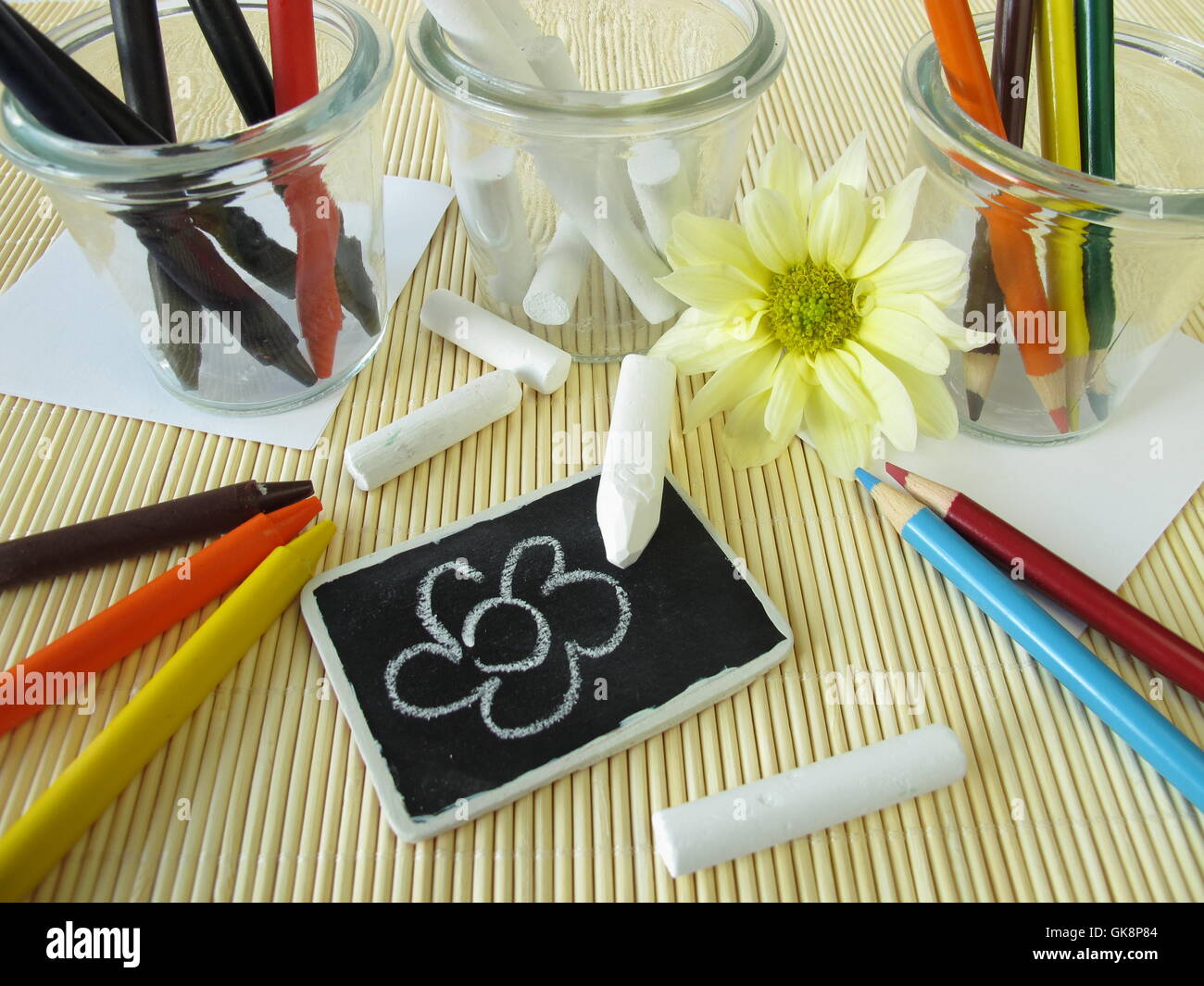 Matite colorate, pastelli e chalk per bambini Foto Stock