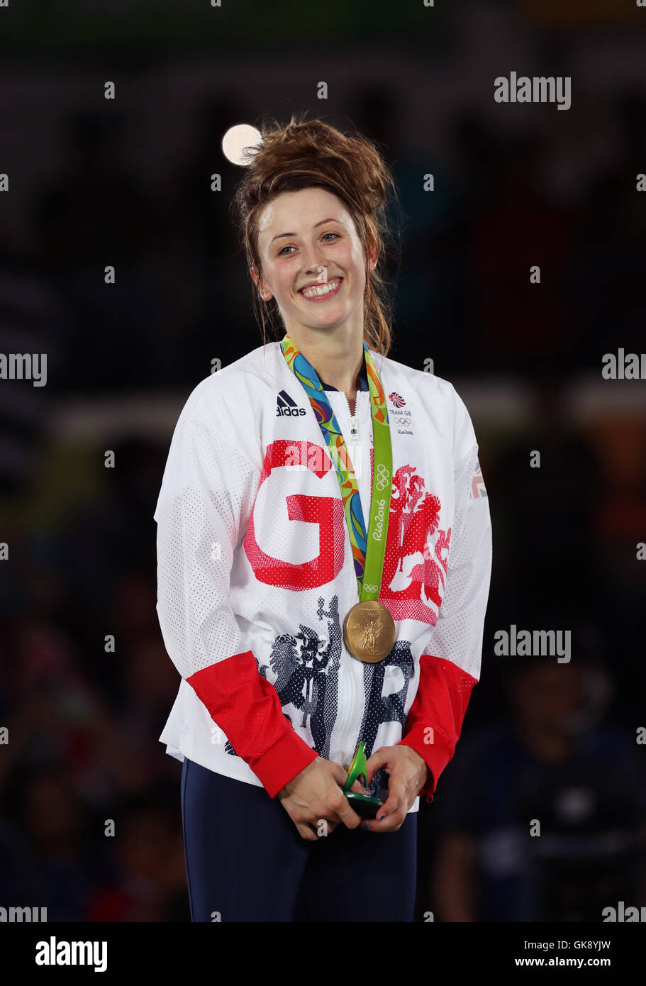 Gran Bretagna Jade Jones festeggia con la sua medaglia d oro dopo aver battuto la Spagna Calvo Eva Gomez nel femminile 57kg Finale di Carioca Arena 3 il tredicesimo giorno del Rio Giochi Olimpici, Brasile. Foto Stock