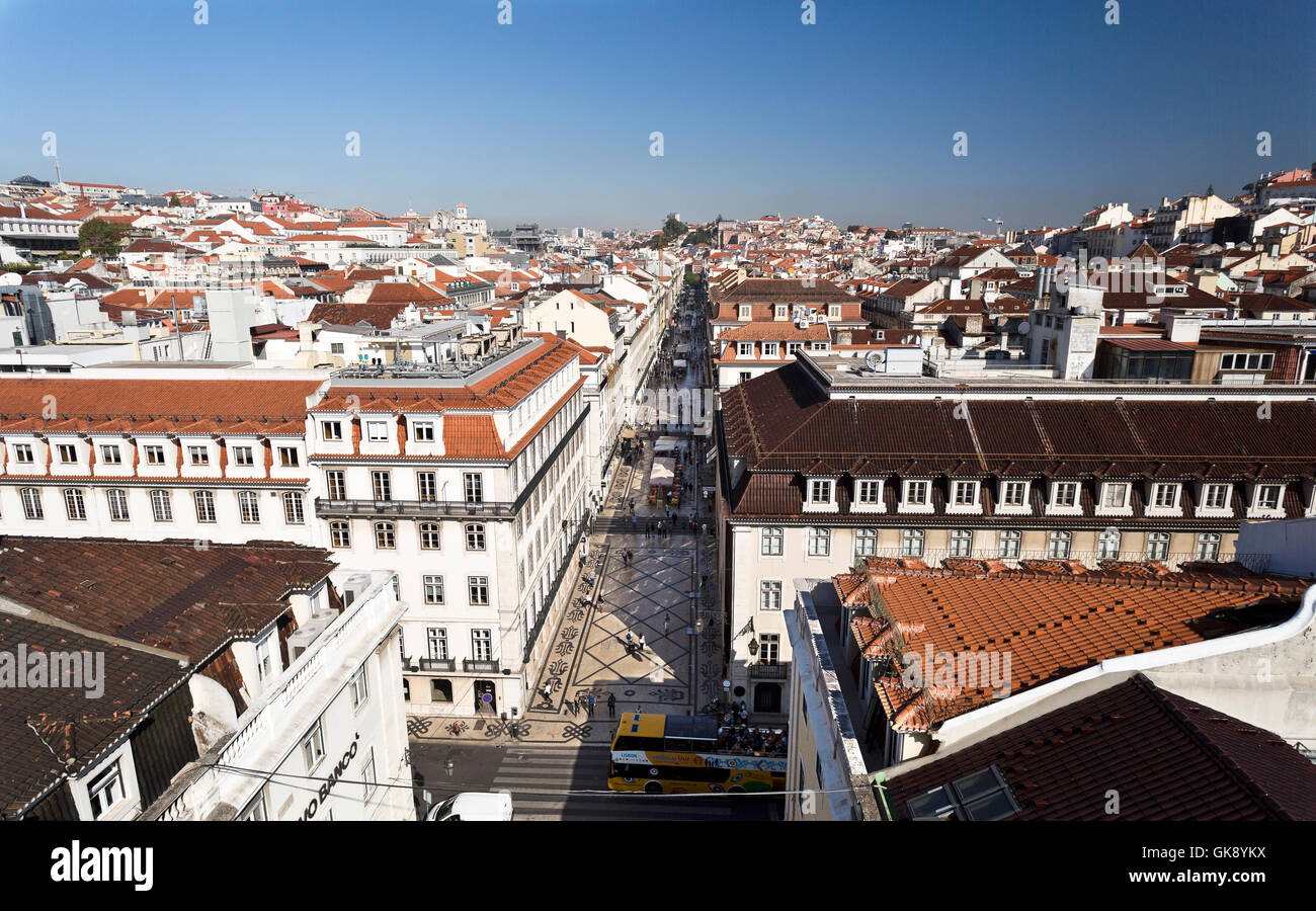 Paesaggio urbano dal belvedere sulla parte superiore della strada Augusta Arch a Lisbona Portogallo. Caratteristiche la strada pedonale per lo shopping Via Augusta Foto Stock