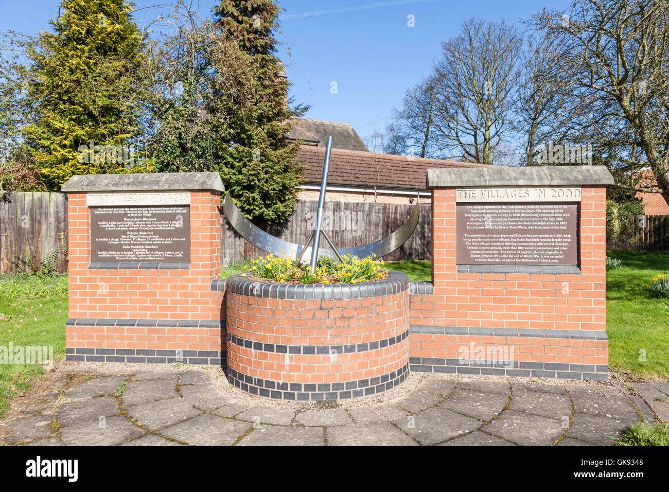 Un orologio solare costruito per commemorare il millennio di Domesday villaggi intorno a Burton Joyce, Nottinghamshire, Inghilterra, Regno Unito. Foto Stock