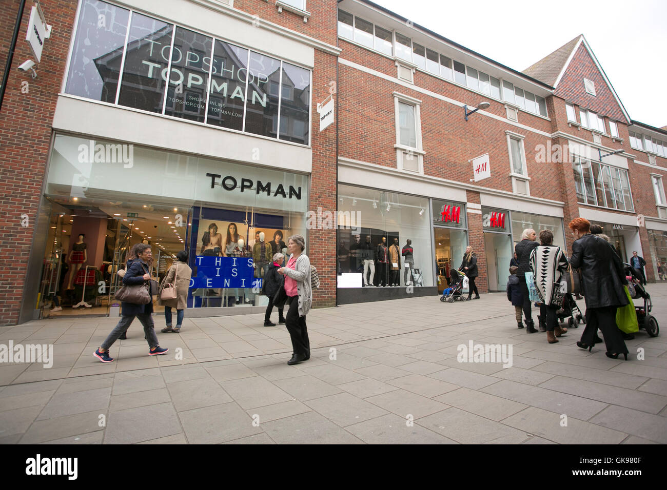 Strada trafficata riempito con acquirenti in Whitefriars retail development nella storica città cattedrale di Canterbury Foto Stock