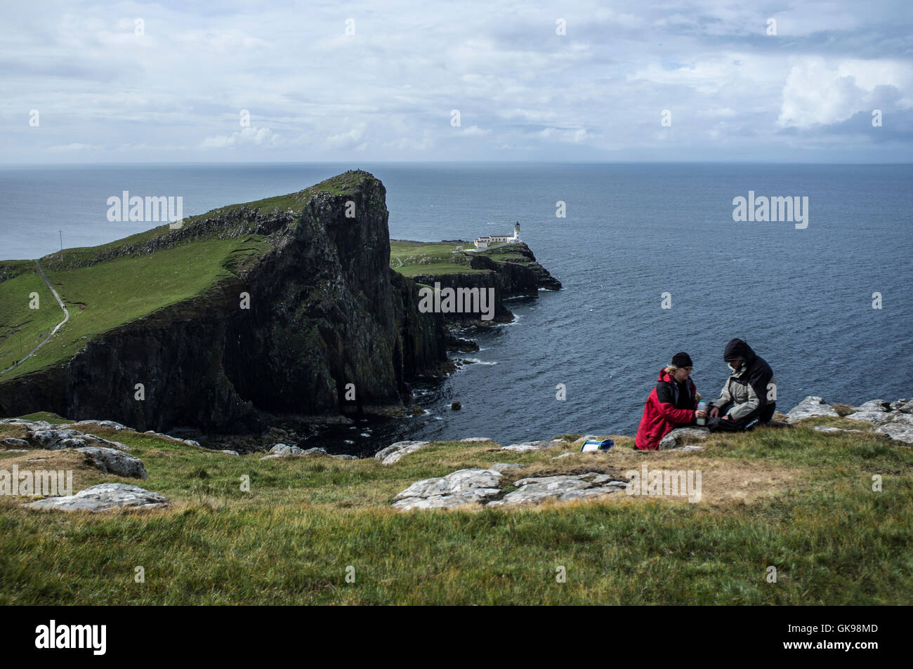 Picnic a Neist Point lighthouse, raggiungere il punto più a ovest sul delle Ebridi isola di Skye in Scozia Foto Stock