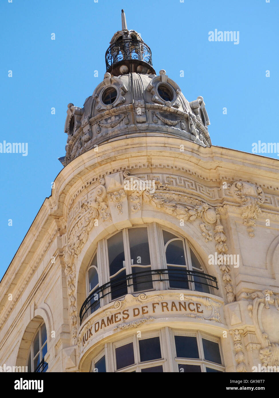 Aux dames de France department store la costruzione di dettaglio, Narbonne, Languedoc Roussillon, Francia. L'azienda è stata fondata nel 1898. Foto Stock