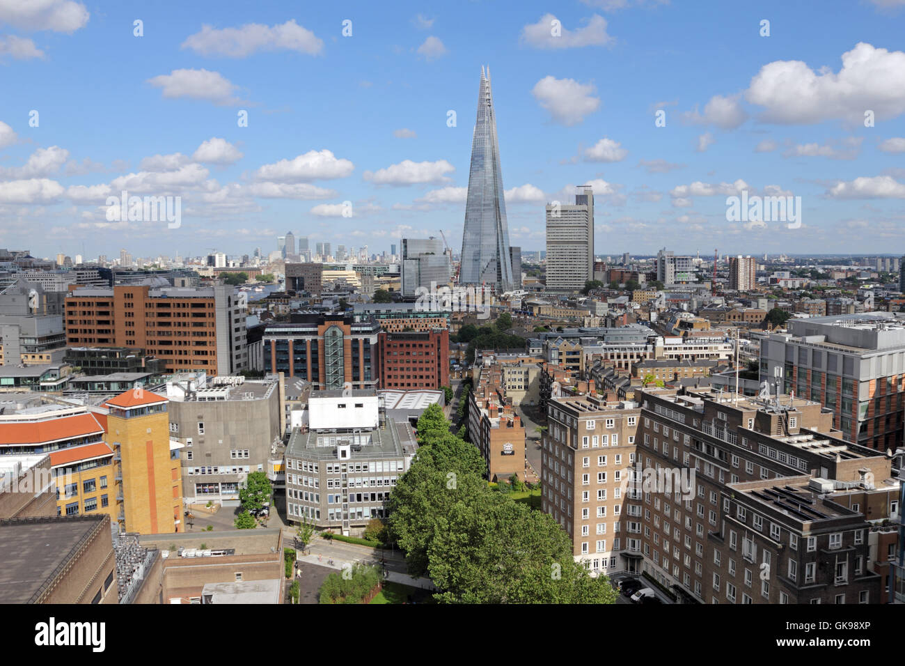La Shard moderno edificio di vetro visto dalla Tate Modern di Londra, Inghilterra, Regno Unito. Foto Stock