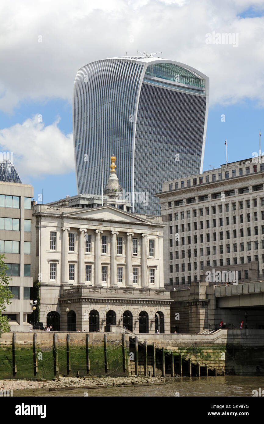 Il walkie talkie e il monumento della città di Londra, Inghilterra, Regno Unito. Foto Stock