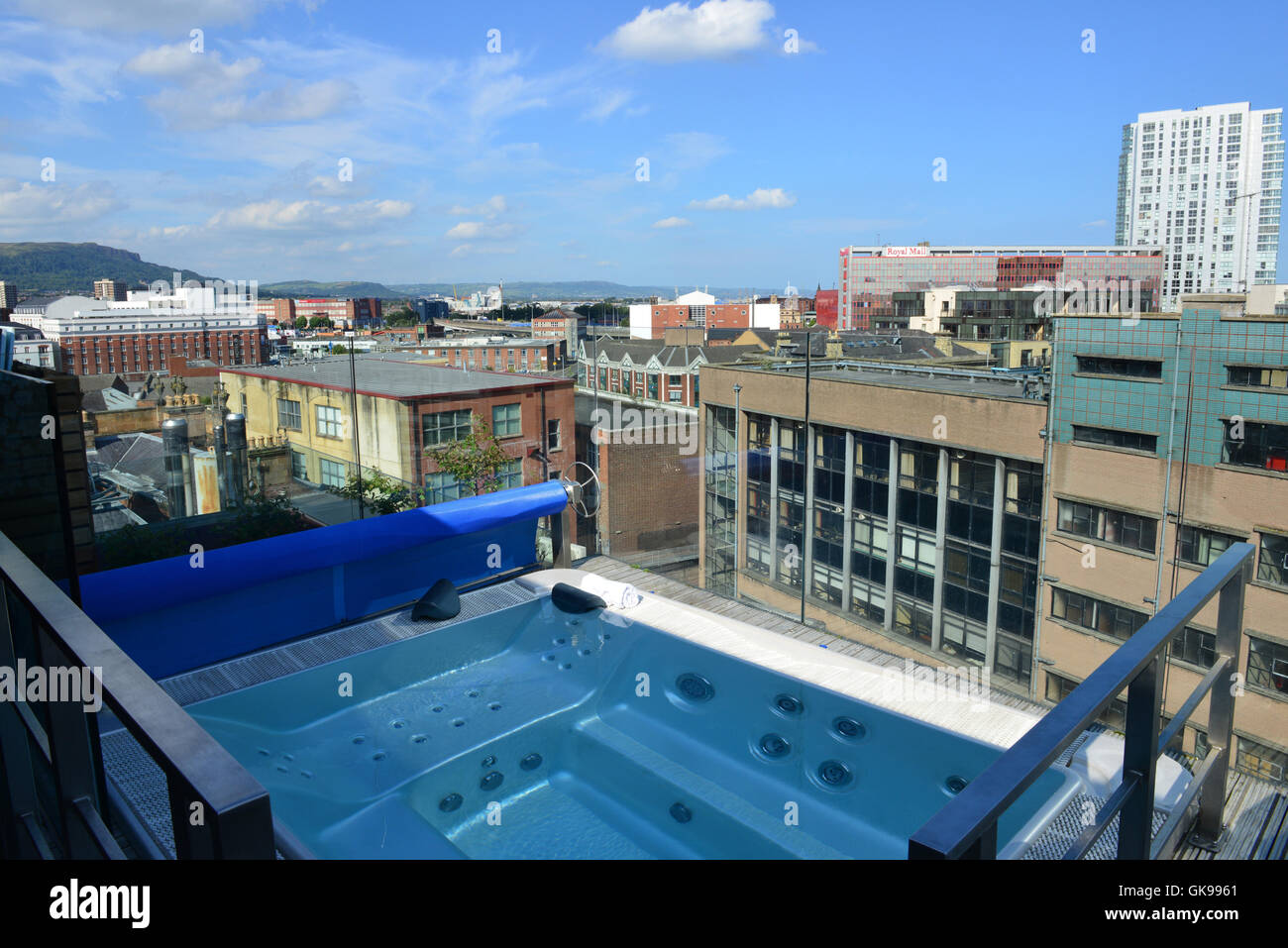 Vista sulla piscina del Merchant Hotel per la città di belfast Foto Stock