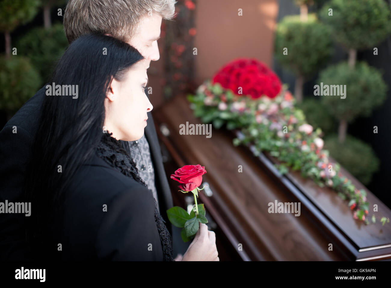 Persone su funerale con bara Foto Stock