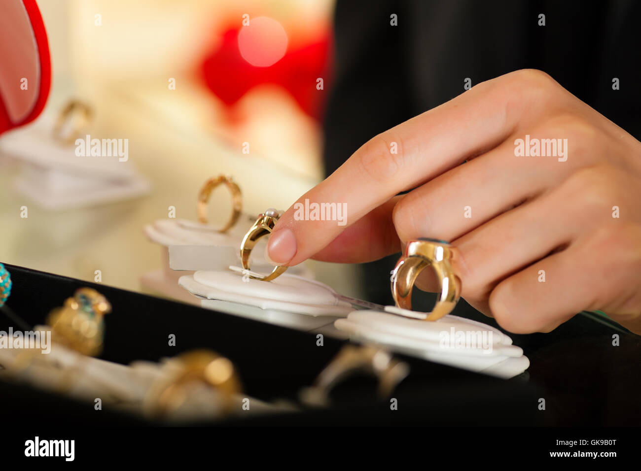 Coppia in cerca di un anello al gioielliere Foto Stock